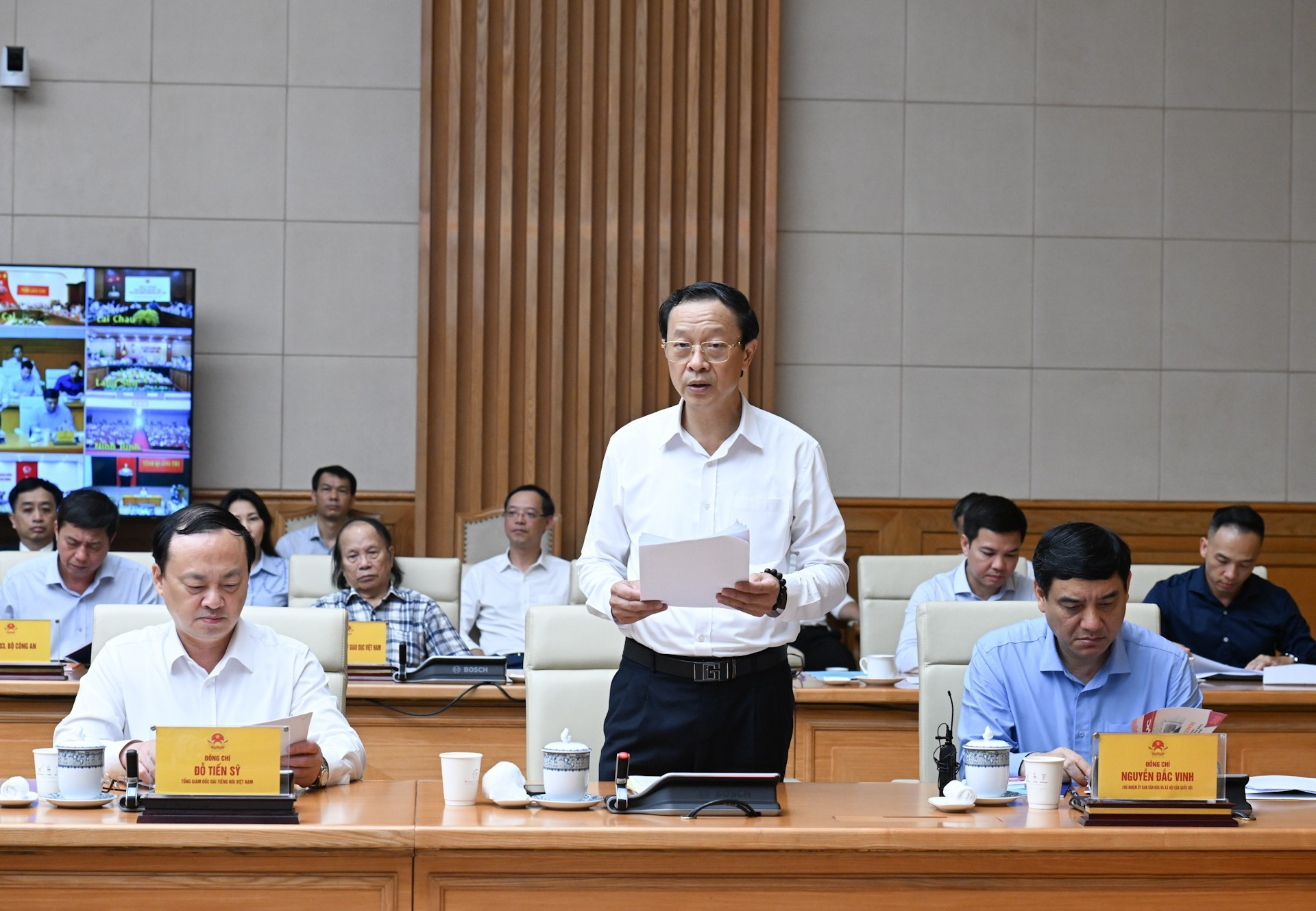 教育与培训部常务副部长阮玉赏发表讲话。