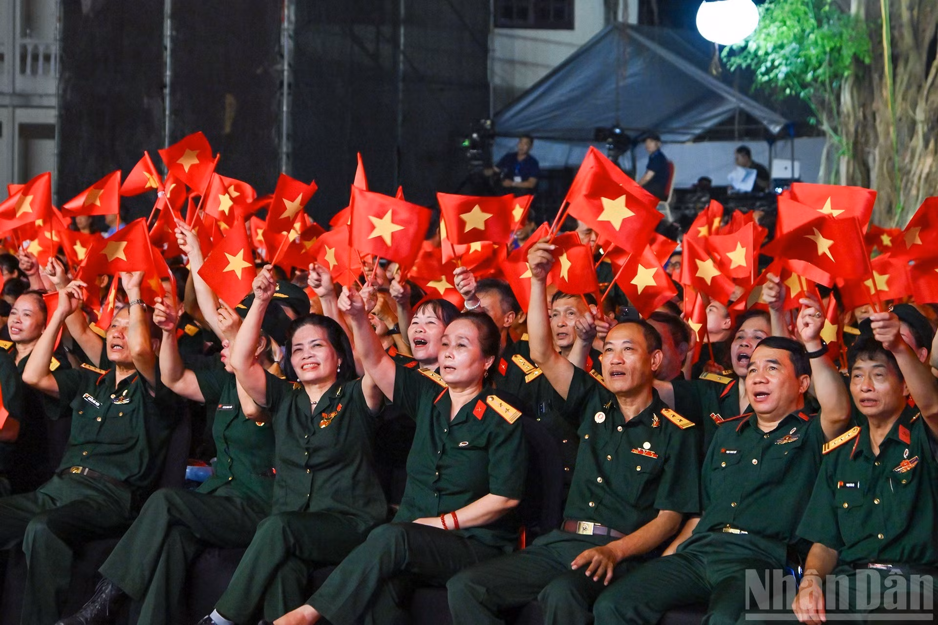 各位代表出席活动。