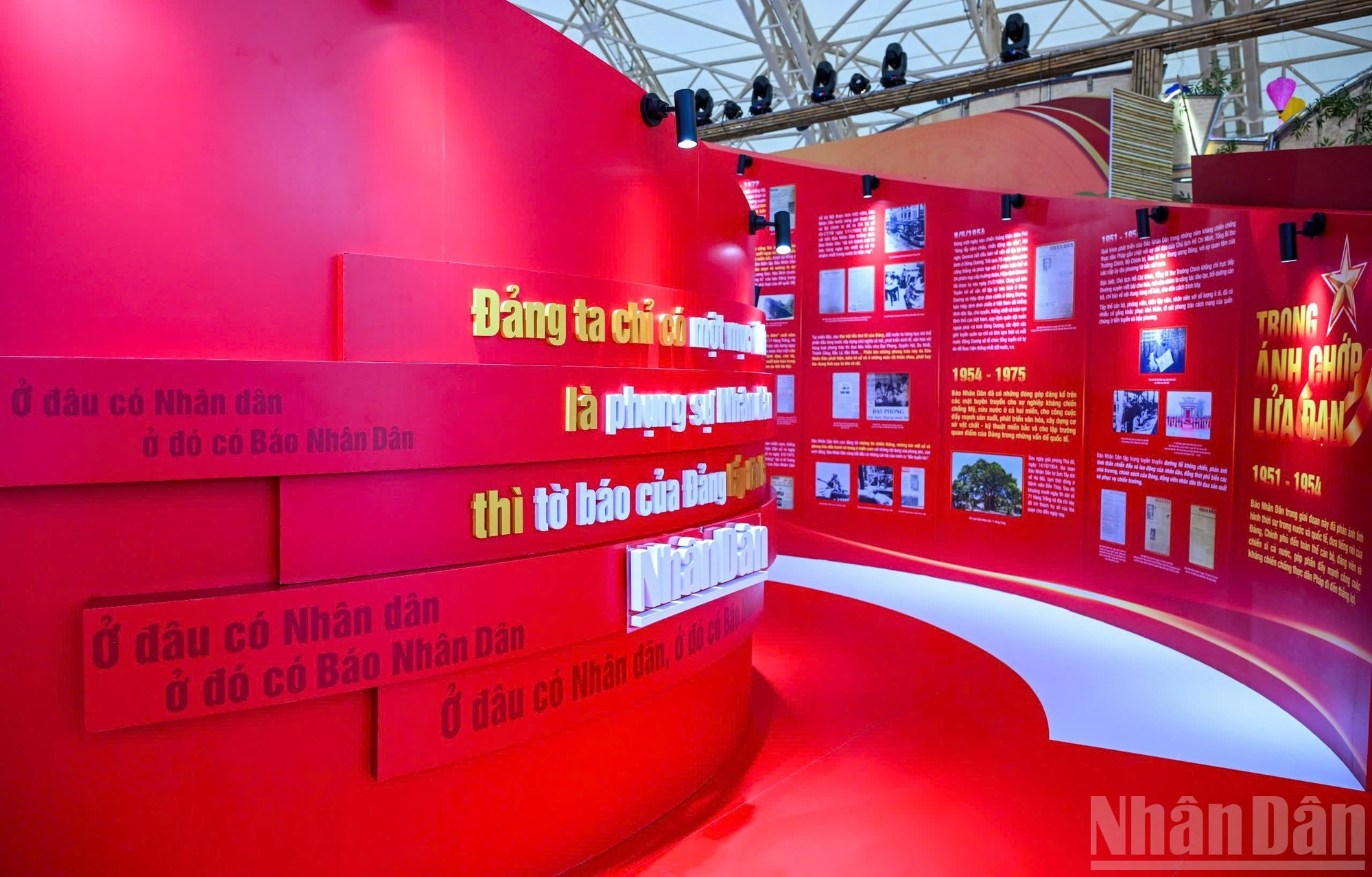 主题为”人民报的诞生——在枪林弹雨中“的展区介绍《人民报》的历程。 主题为”人民报的诞生——在枪林弹雨中“的展区介绍《人民报》的历程。