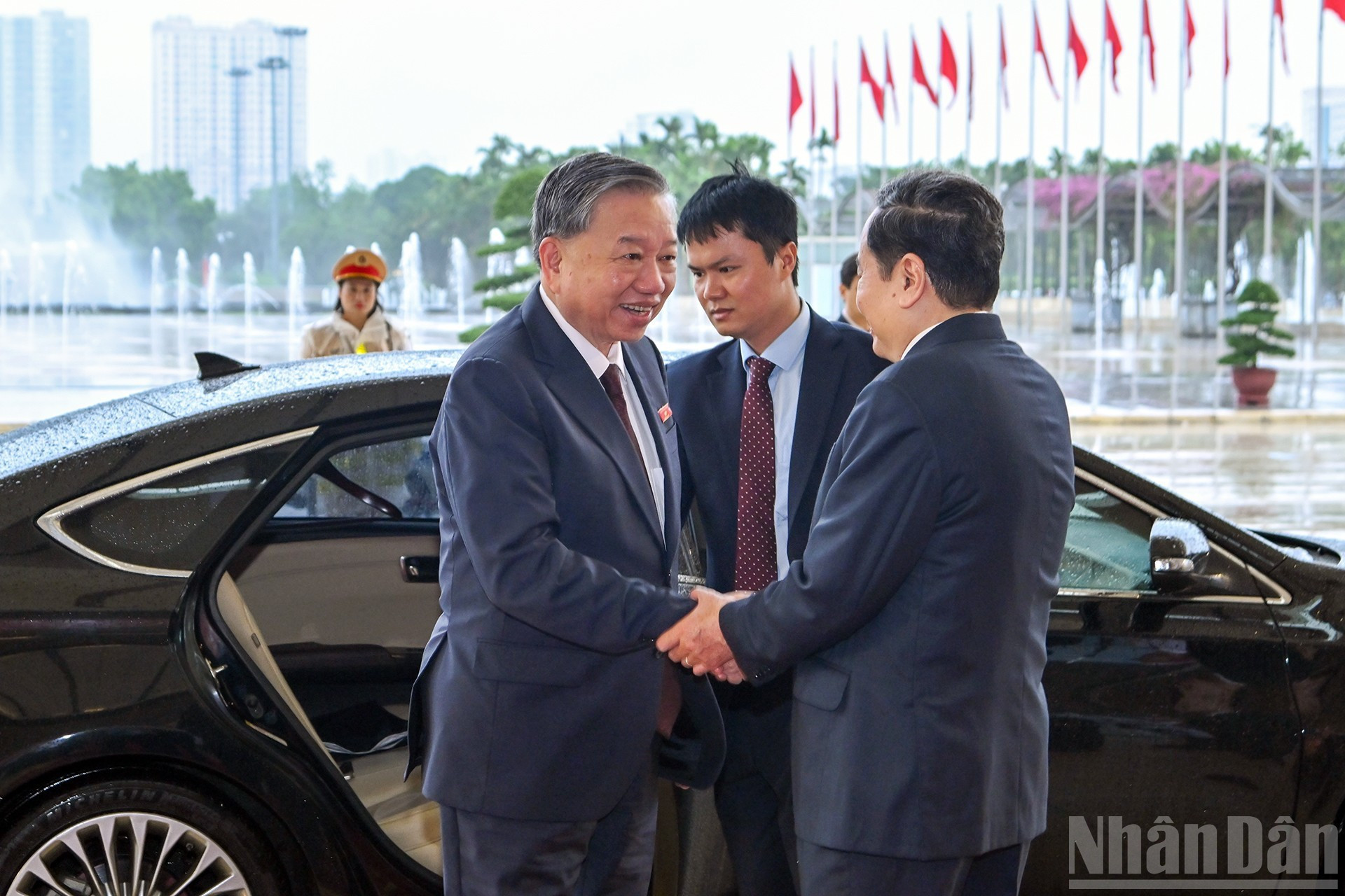 国会主席陈青敏欢迎苏林总书记。 国会主席陈青敏欢迎苏林总书记。