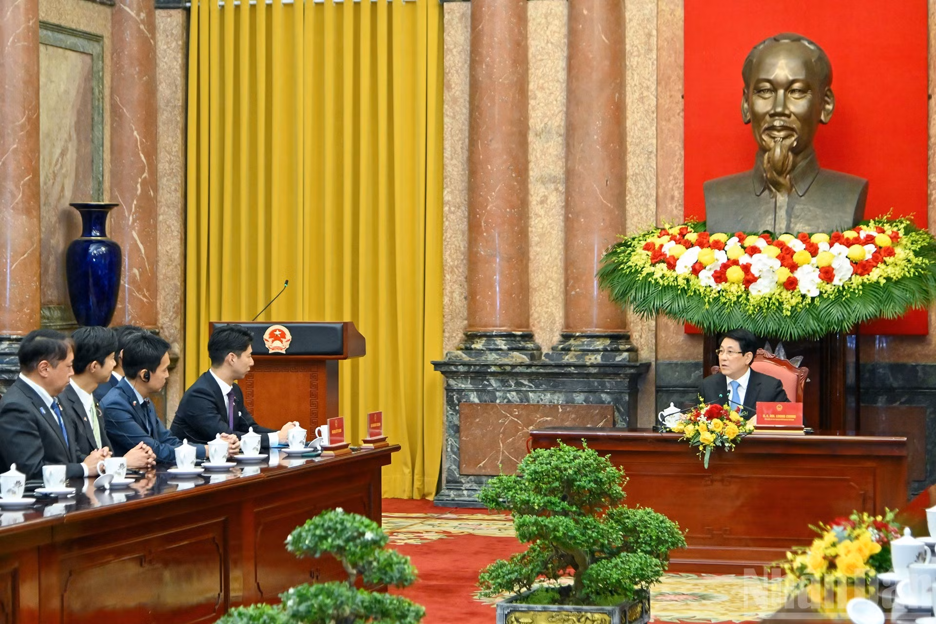 越南国家主席梁强发表讲话。