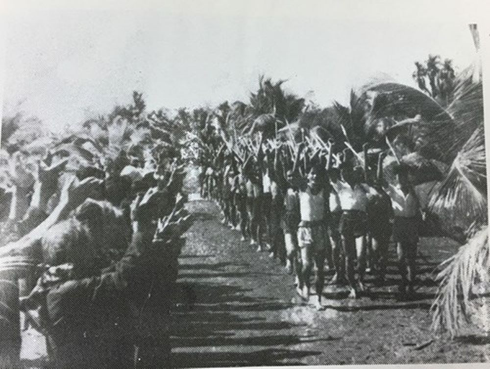 1945年,在南方的先锋青年和削尖的藤篙。(图片来源:hcmcpv.org.vn的资料图) 1945年,在南方的先锋青年和削尖的藤篙。(图片来源:hcmcpv.org.vn的资料图)
