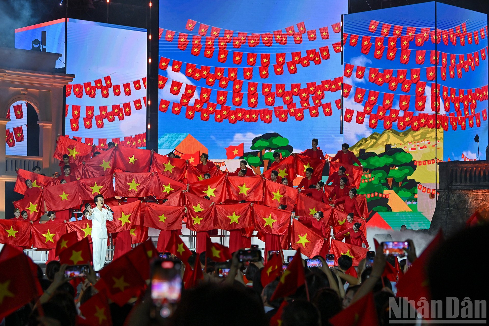 节目时长100分钟,重现了民族的英雄时刻,激发人们对民族光荣传统的自豪感,愿共同建设强大的越南。 节目时长100分钟,重现了民族的英雄时刻,激发人们对民族光荣传统的自豪感,愿共同建设强大的越南。
