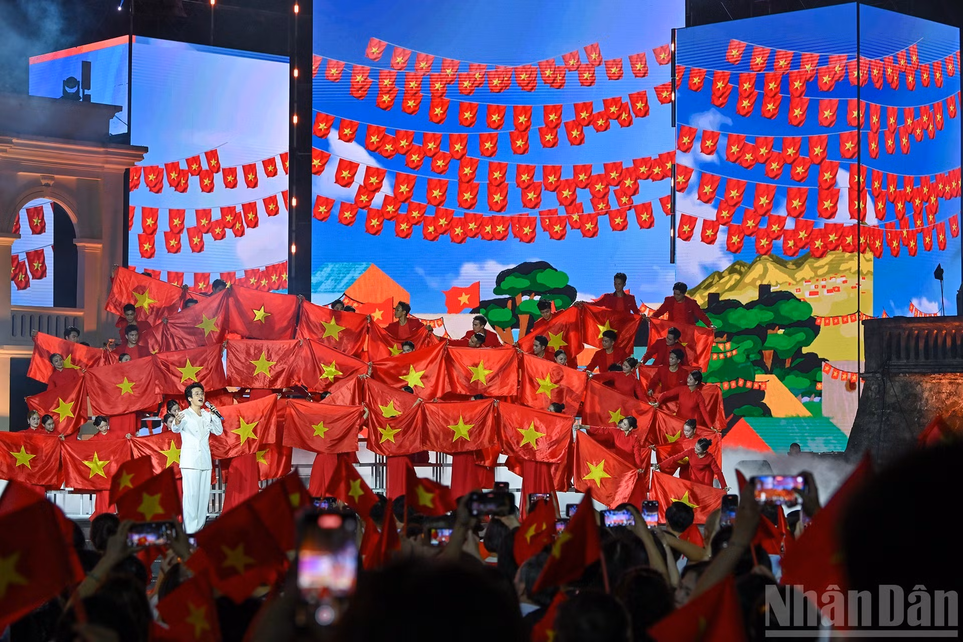 节目时长100分钟，重现了民族的英雄时刻，激发人们对民族光荣传统的自豪感，愿共同建设强大的越南。