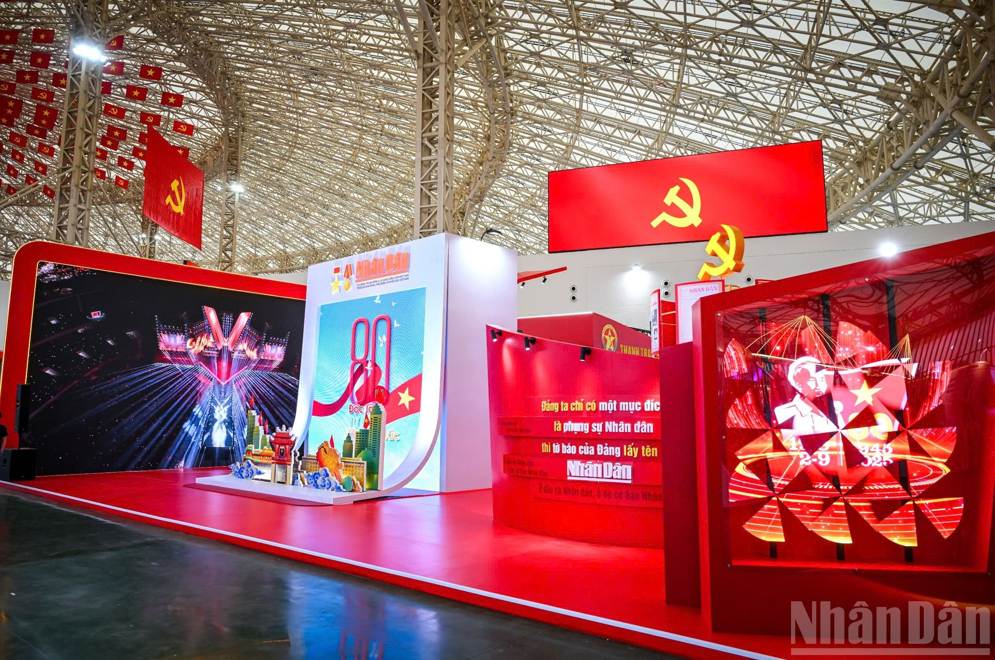 主题为”人民报的诞生——在枪林弹雨中“的展区。 主题为”人民报的诞生——在枪林弹雨中“的展区。