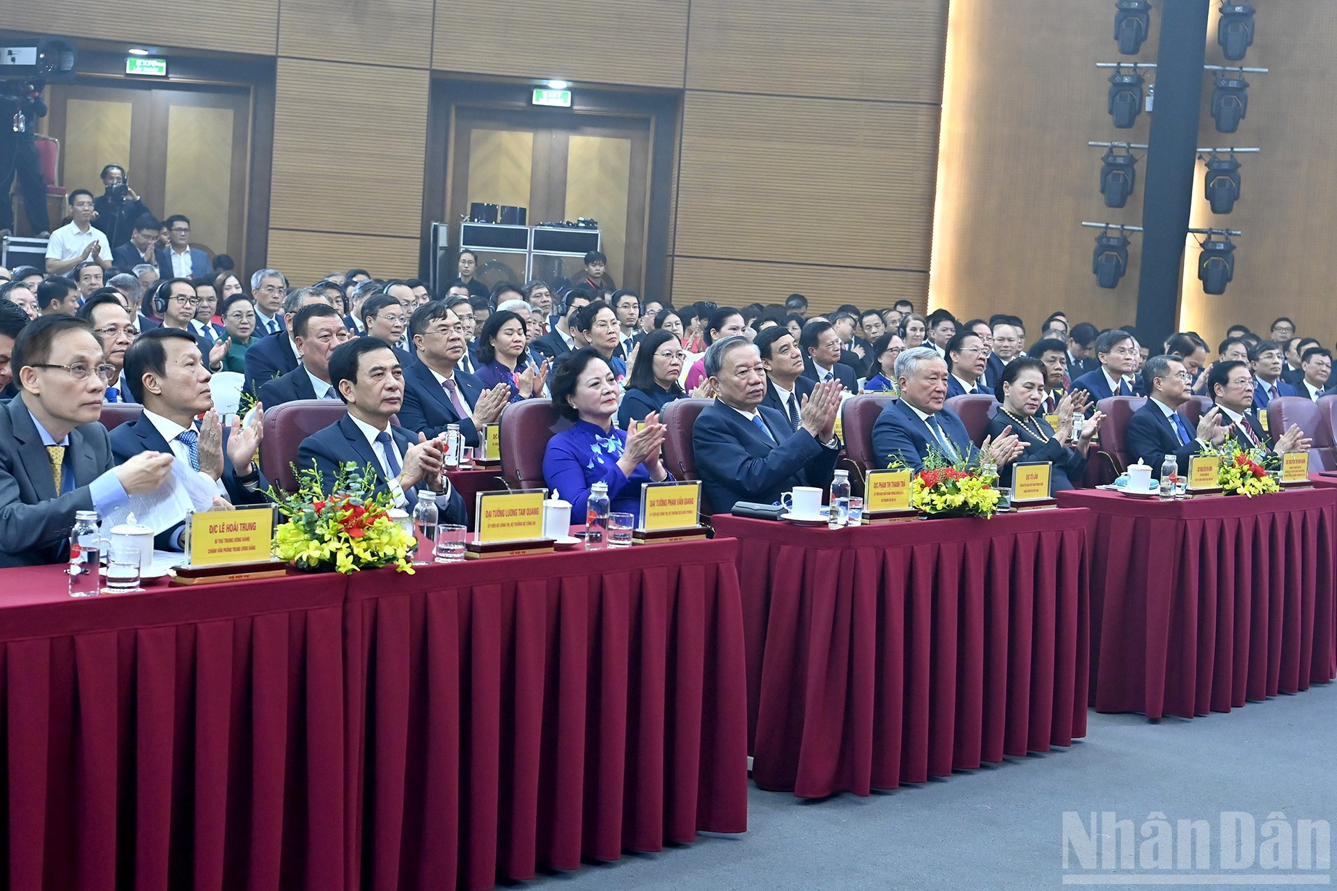 苏林总书记和各位代表出席仪式。 苏林总书记和各位代表出席仪式。