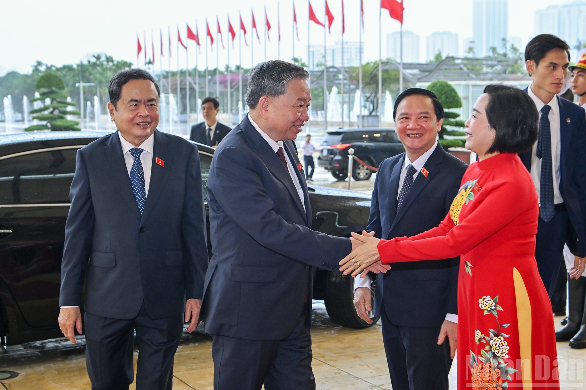 苏林总书记和各位国会副主席。 苏林总书记和各位国会副主席。