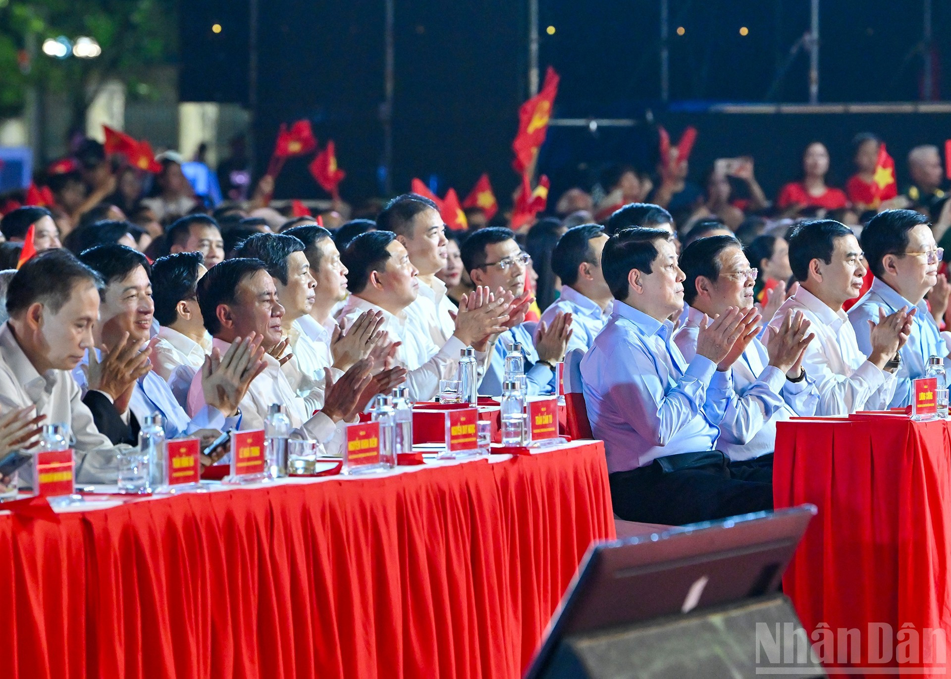 梁强主席和越南党、国家领导在河内会场出席”黄金时机“特别政论艺术电视连线节目。 梁强主席和越南党、国家领导在河内会场出席”黄金时机“特别政论艺术电视连线节目。