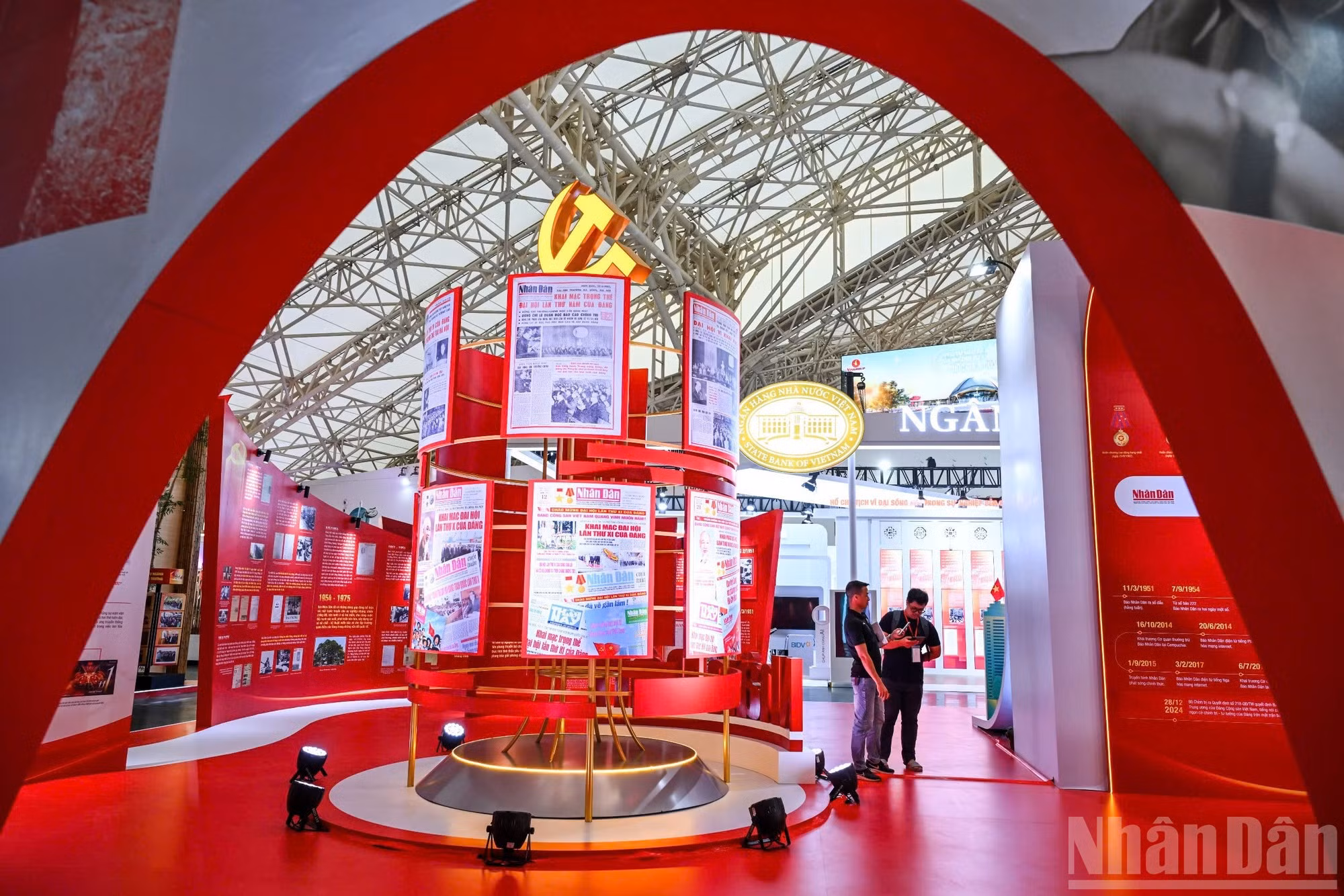 该展展示《人民报》的重要里程碑，推崇《人民报》乃至越南革命新闻的作用。