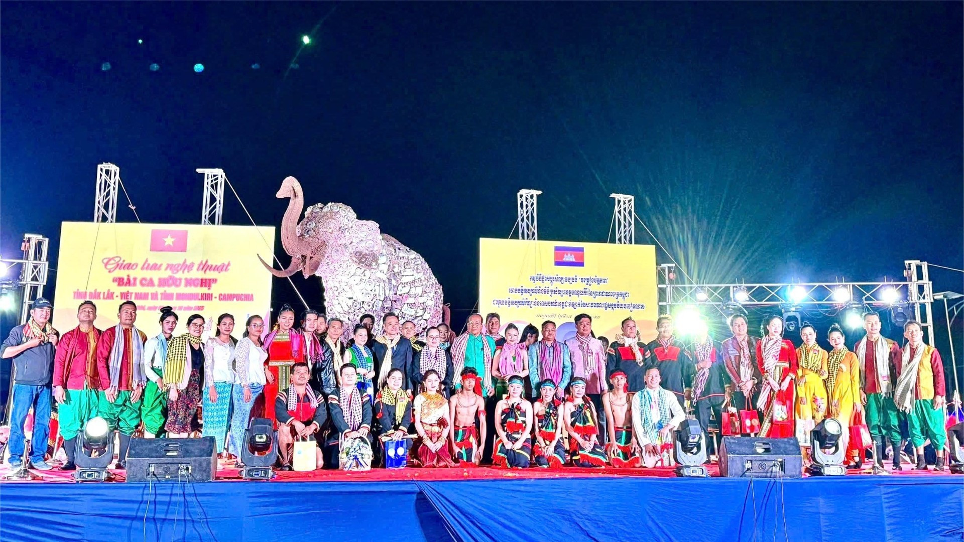 越南得乐省和柬埔寨蒙多基里省领导和参加演出的歌手、艺术家合影。