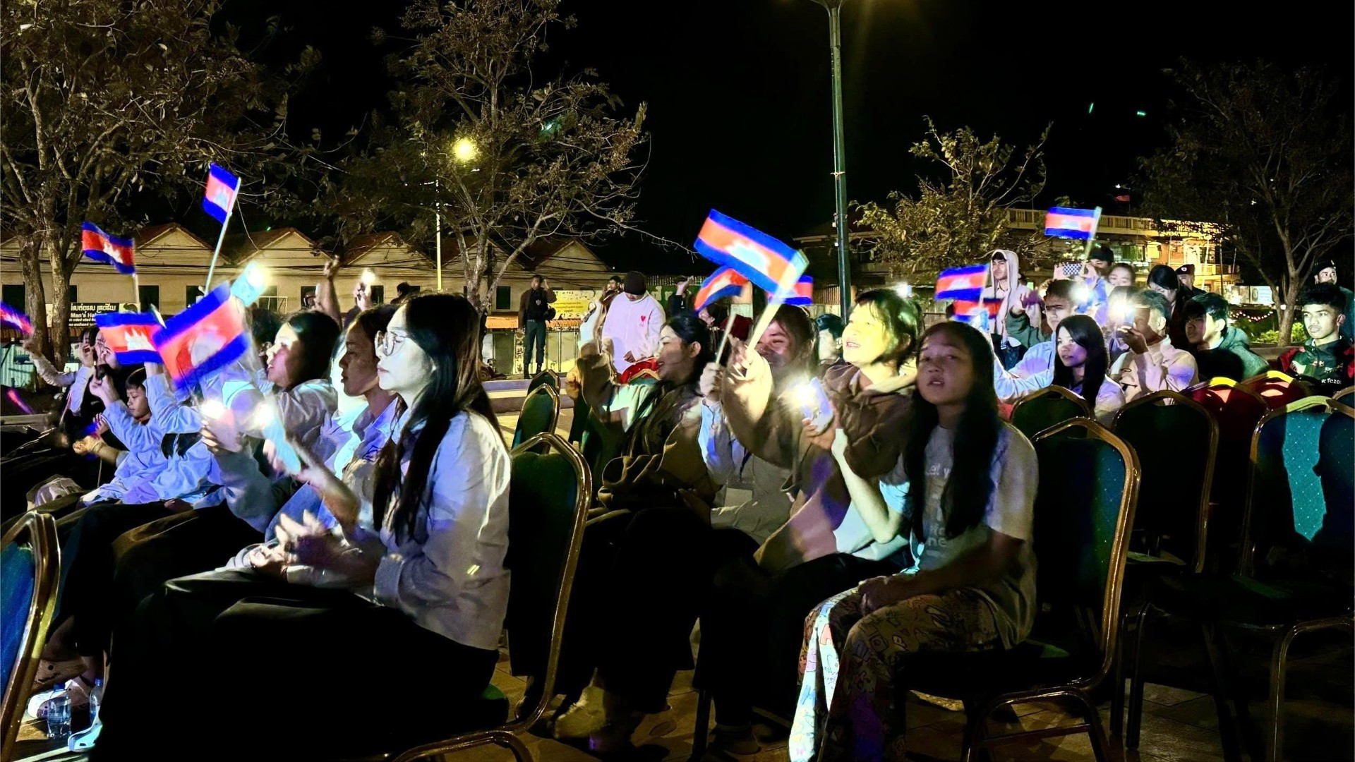 众多柬埔寨人民前来参加活动。