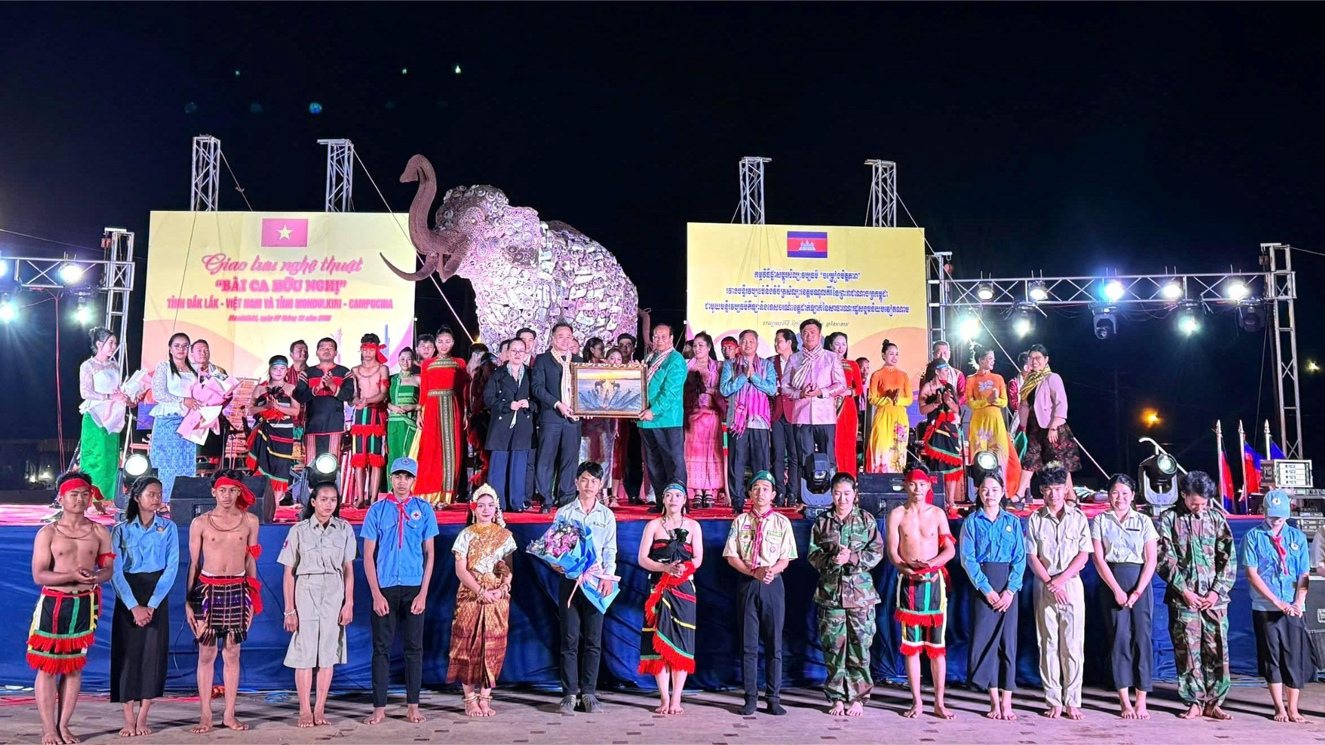 得乐省文化体育与旅游厅领导向蒙多基里省领导赠送纪念品。