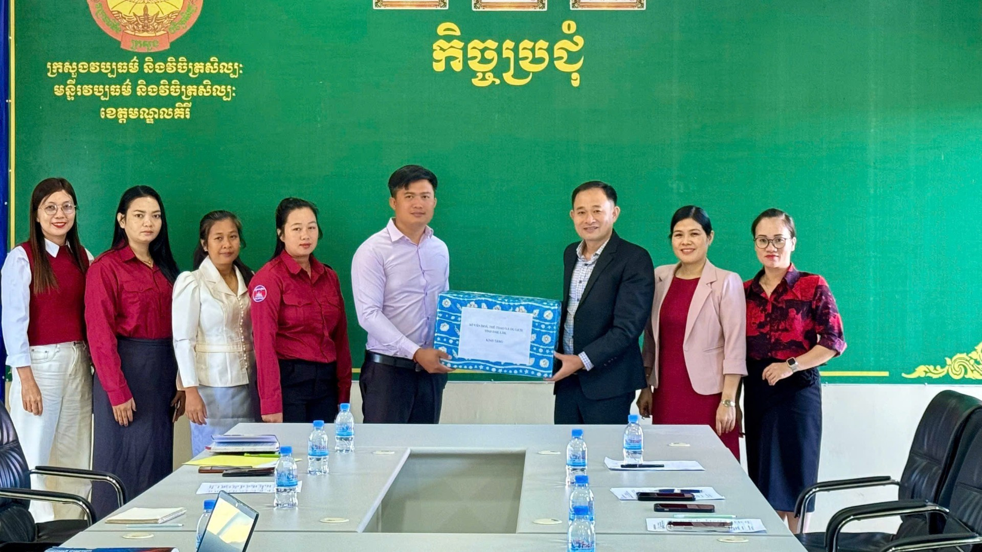 得乐省文化体育与旅游厅领导向蒙多基里省文化艺术厅领导赠送纪念品。