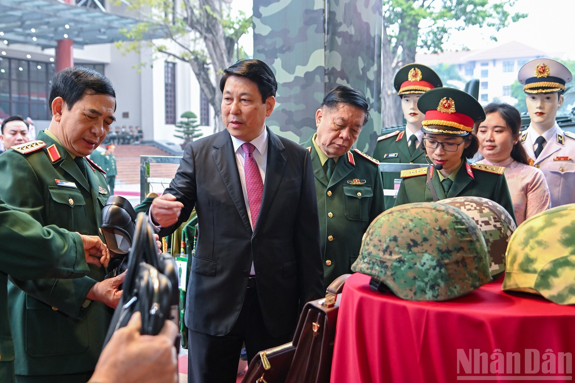 国家主席梁强参观会议期间举办的展区。