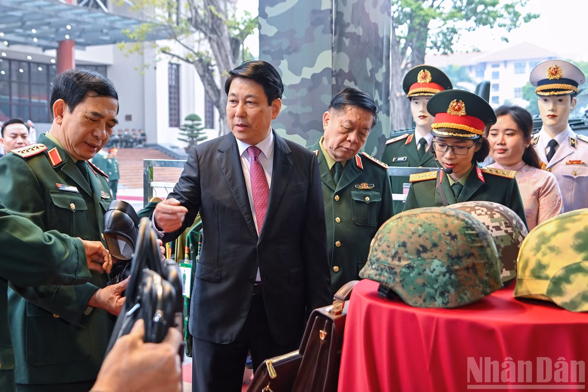 国家主席梁强参观会议期间举办的展区。