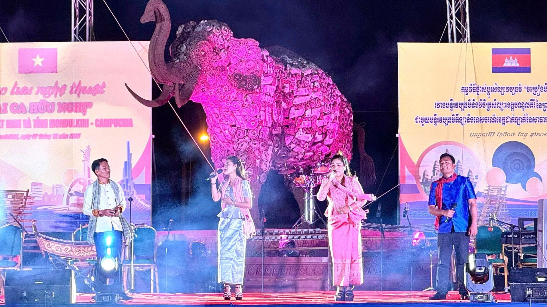 蒙多基里省艺术团演出的文艺节目。