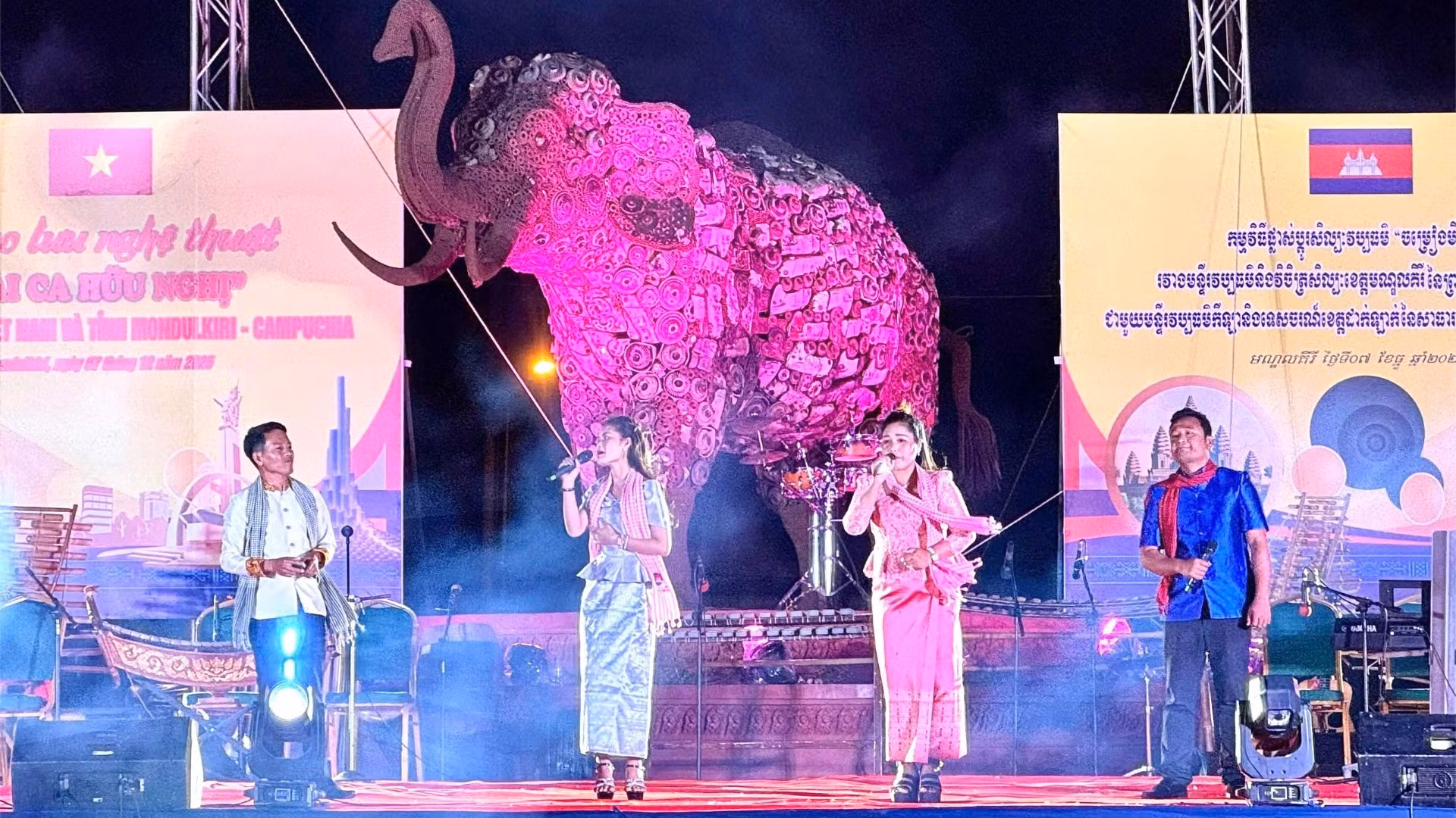 蒙多基里省艺术团演出的文艺节目。