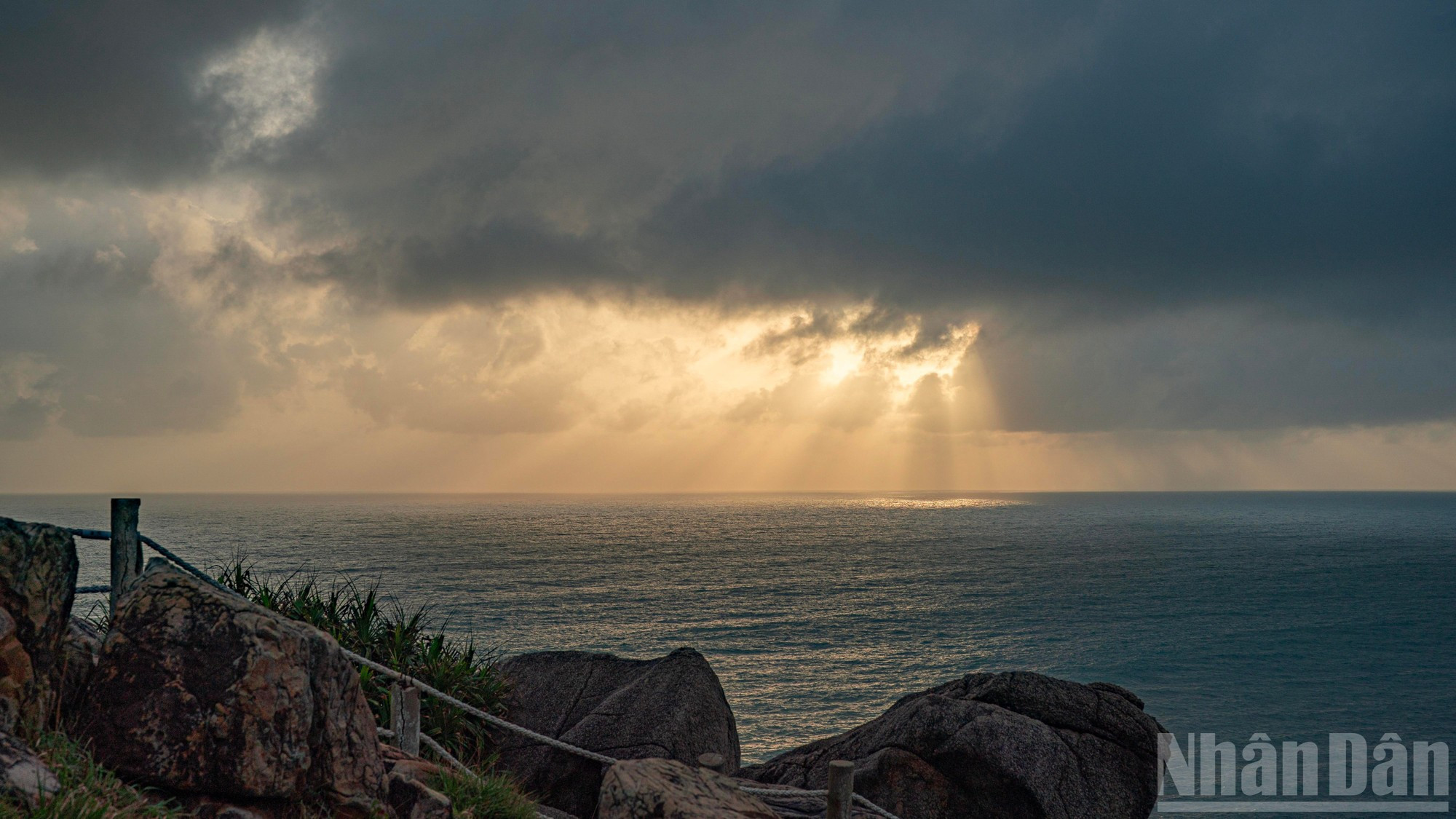 在大岭灯塔脚下的电岬地区观赏太阳初升的瞬间。