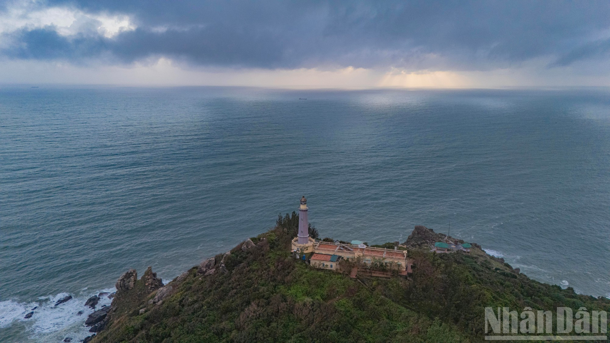 大岭灯塔由法国人于1890年建造，具有独特的方块状建筑风格。