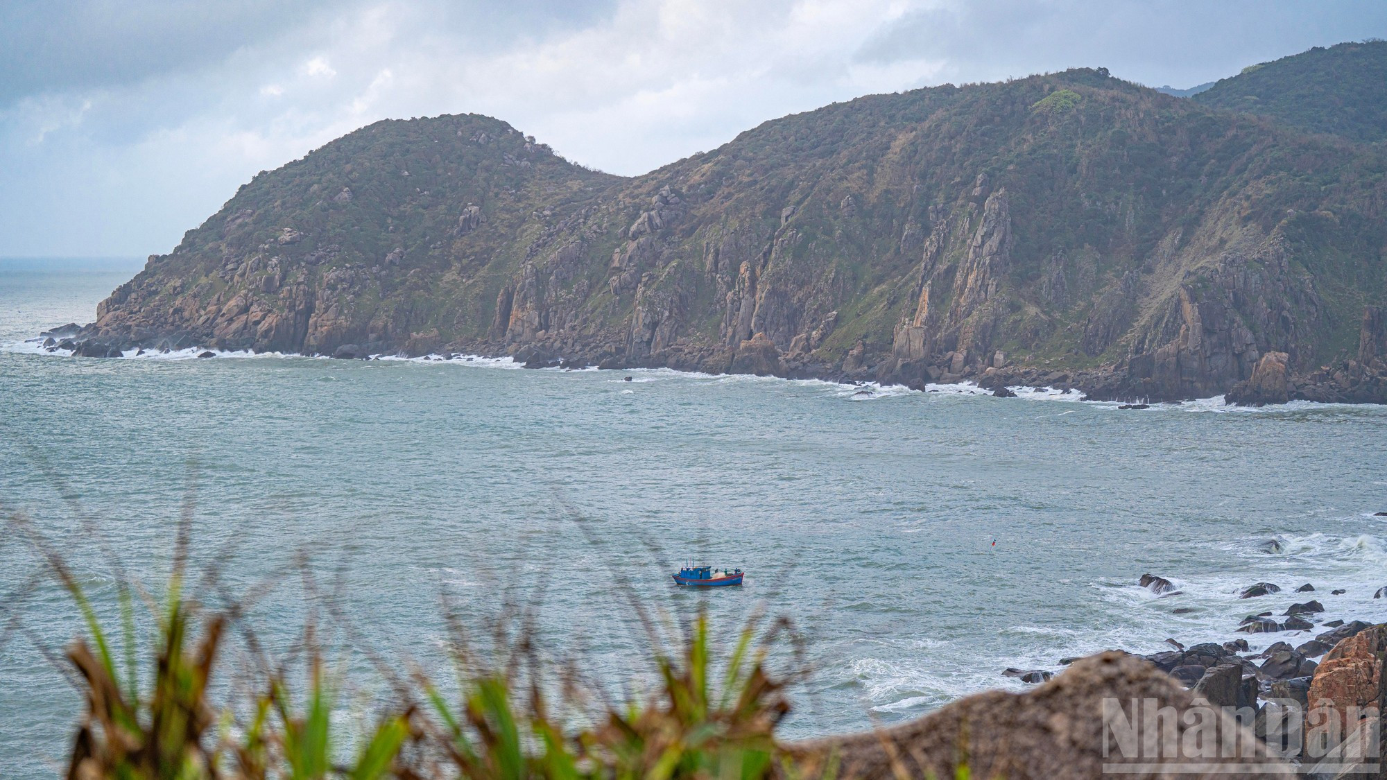 大岭灯塔不仅因其独特的地理坐标和深厚的航海意义，还是原富安省旅游版图上的重要目的地，更以其雄伟壮丽、诗意盎然的景致而闻名。