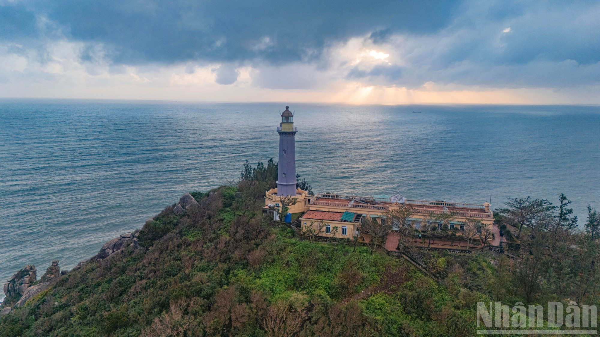 灯塔高26.5米，海拔高度达110米，灯光射程为27海里（约50公里）。