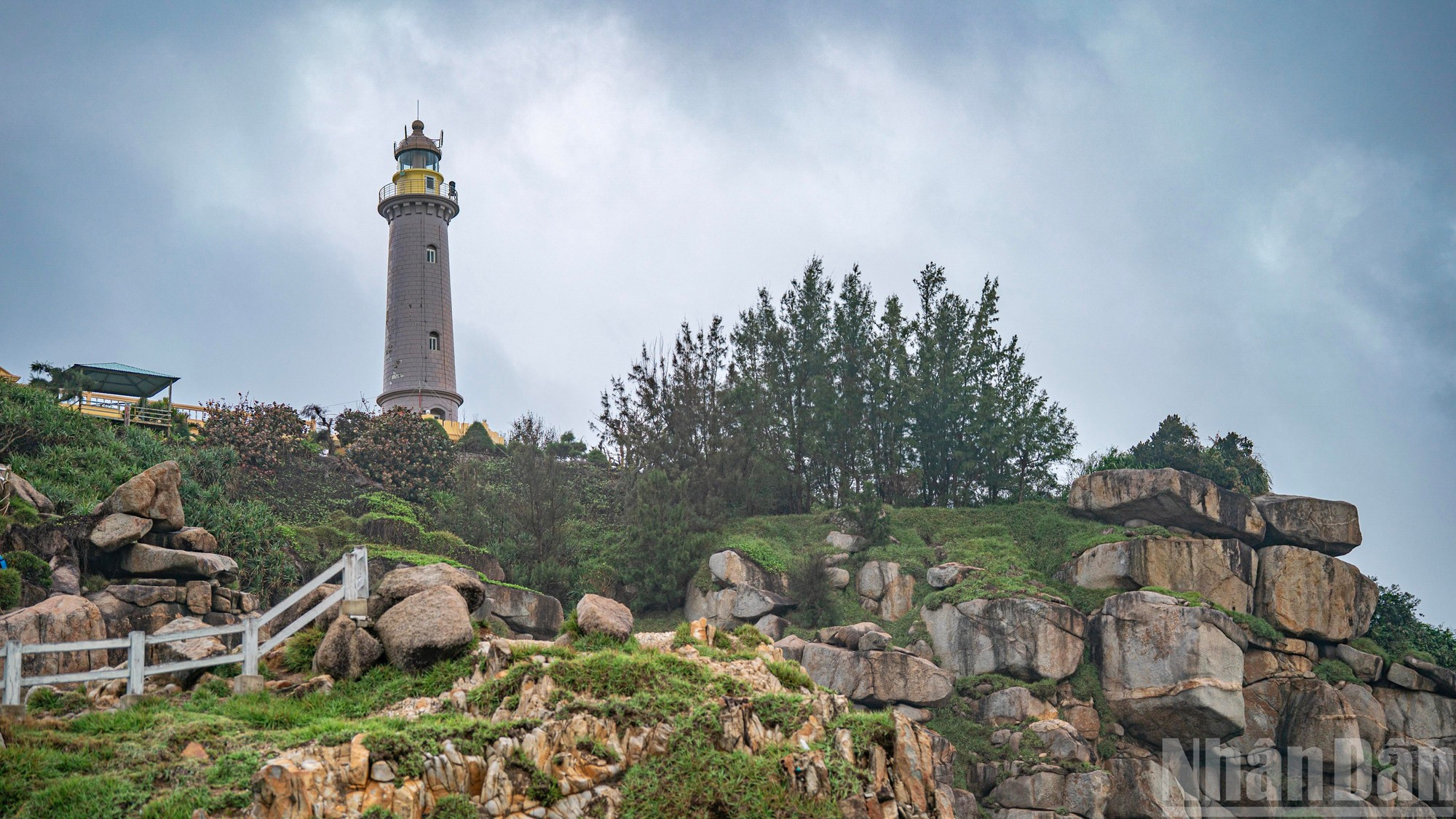 环抱灯塔的是陡峭的岩岸，岩石形态奇特，极具观赏价值。
