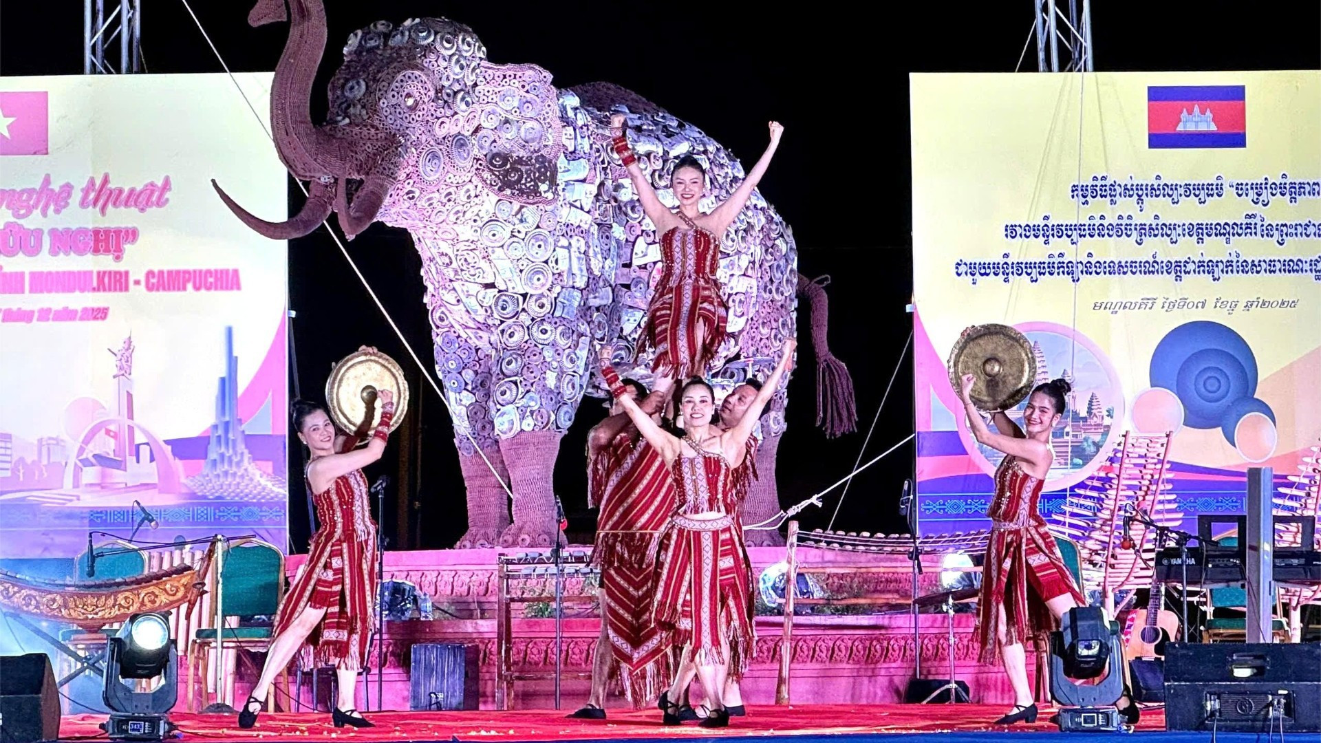 由越南得乐省艺术团演出的文艺节目。