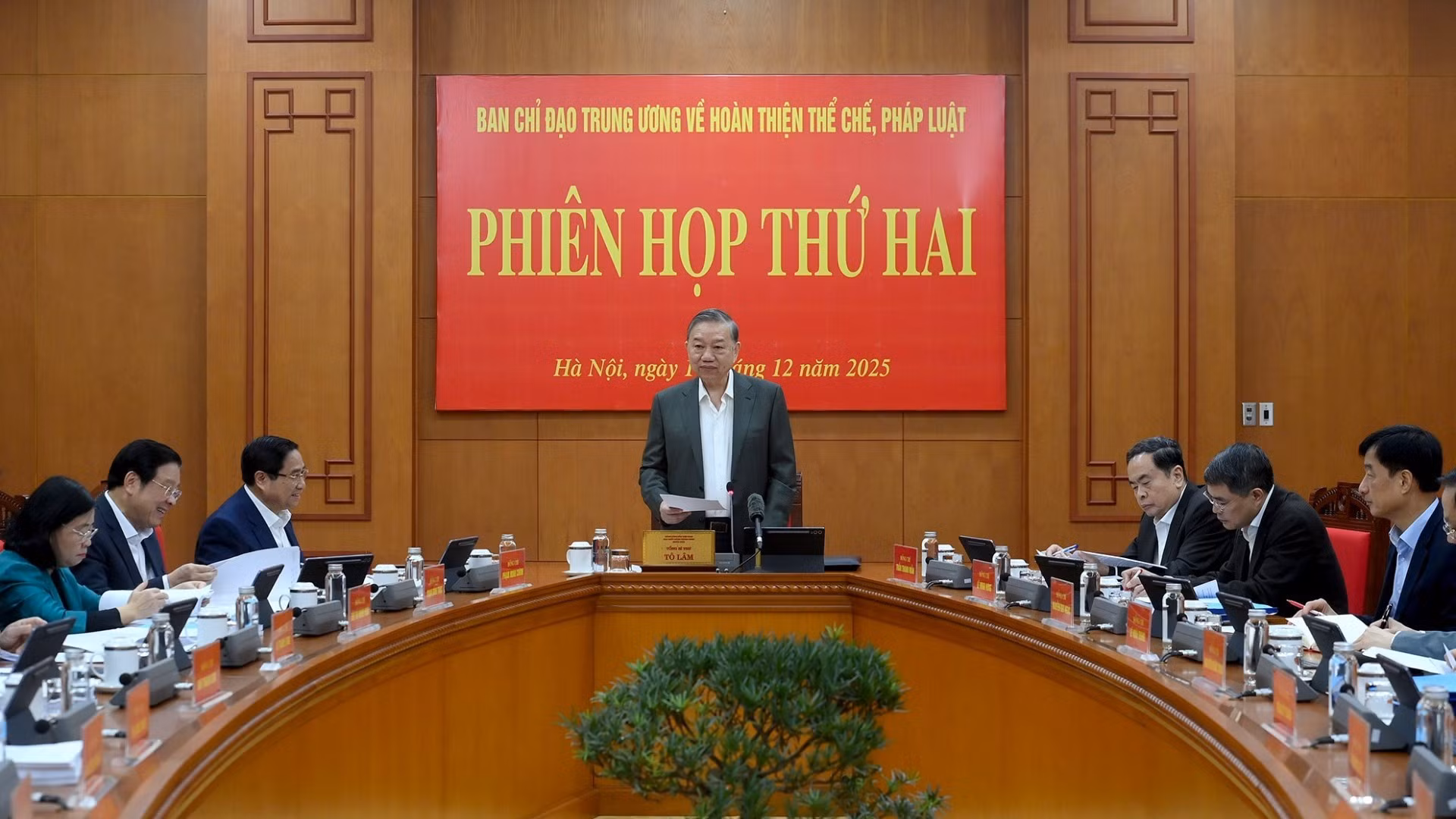 苏林总书记主持会议。