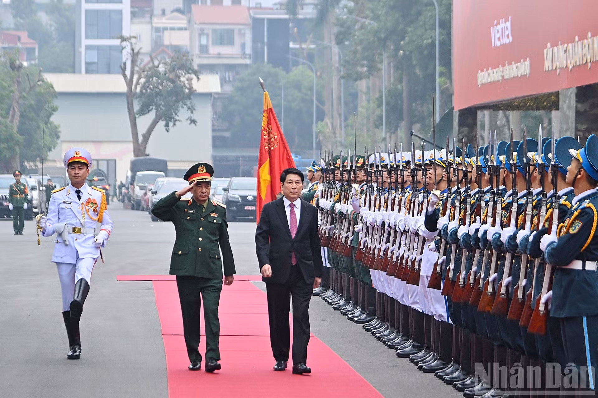 梁强主席检阅越南人民军仪仗队。