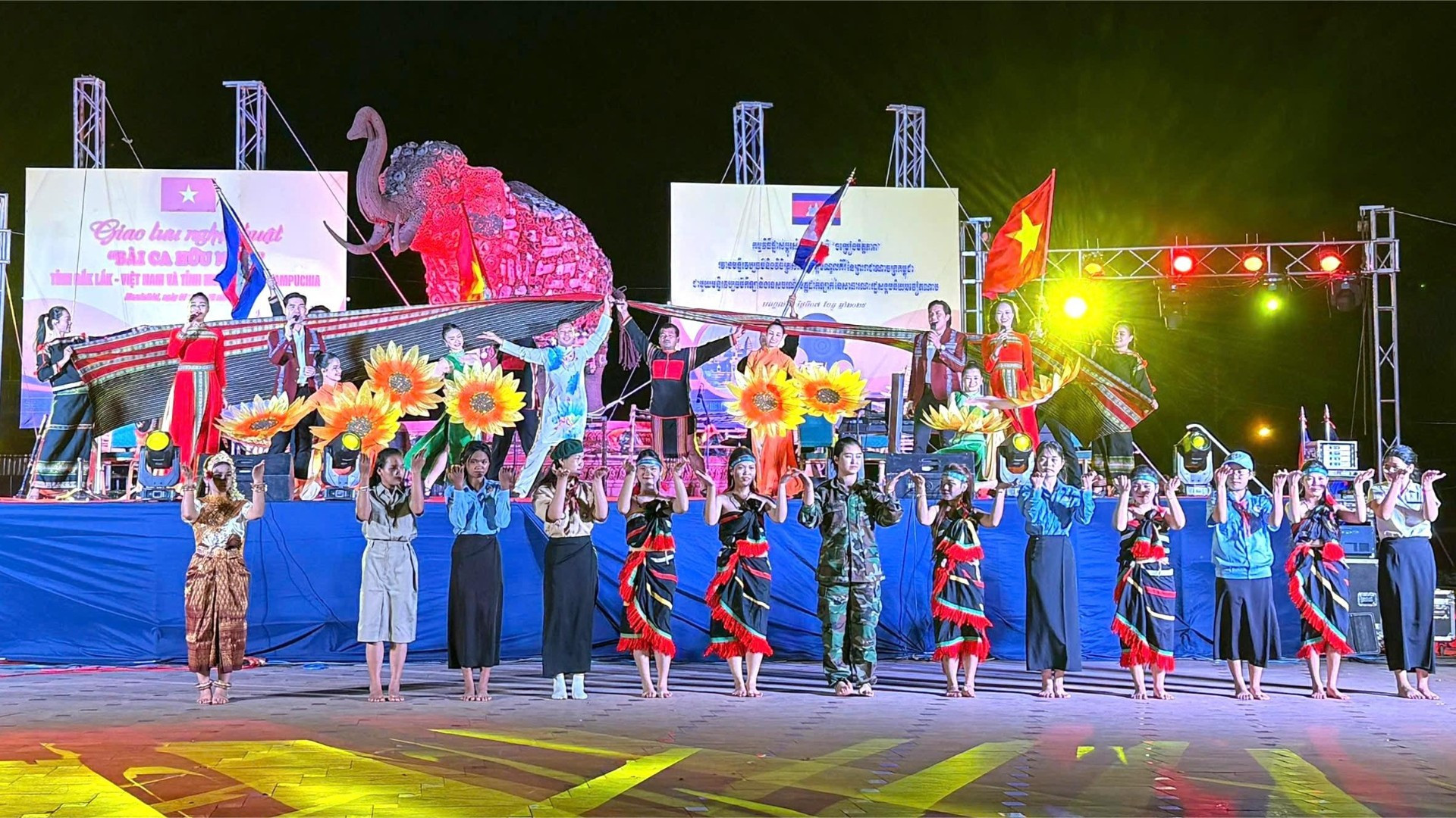 以“友谊之歌”为主题的文艺交流活动旨在庆祝越南和柬埔寨之间的团结与友谊，歌颂两国美好的生活，并突出越南得乐省和柬埔寨蒙多基里省的经济社会成就。