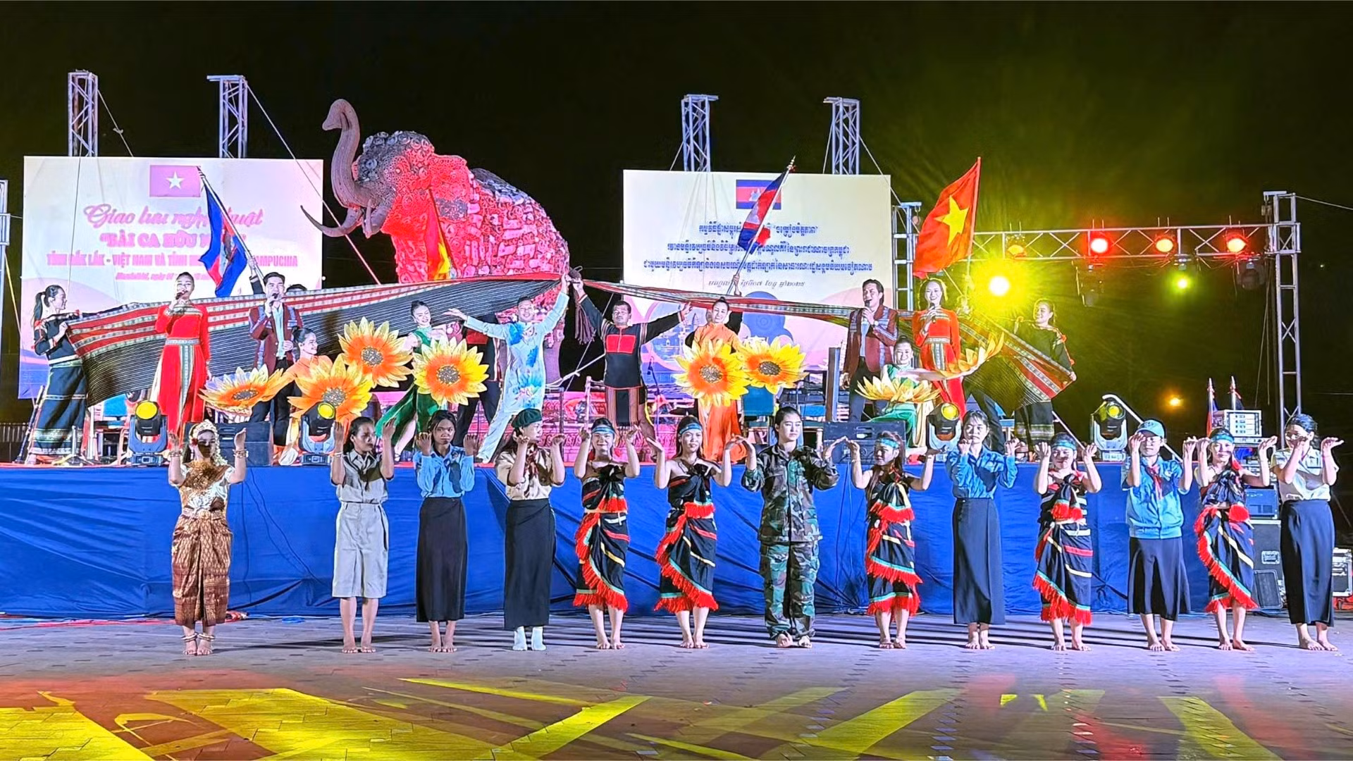 以“友谊之歌”为主题的文艺交流活动旨在庆祝越南和柬埔寨之间的团结与友谊，歌颂两国美好的生活，并突出越南得乐省和柬埔寨蒙多基里省的经济社会成就。