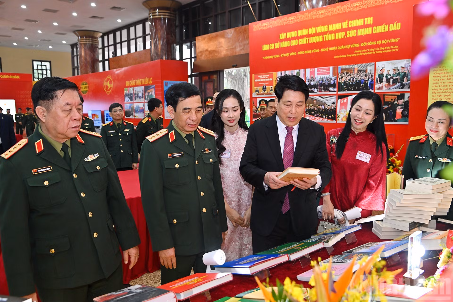 国家主席梁强和各位代表参观会议期间举办的展区。