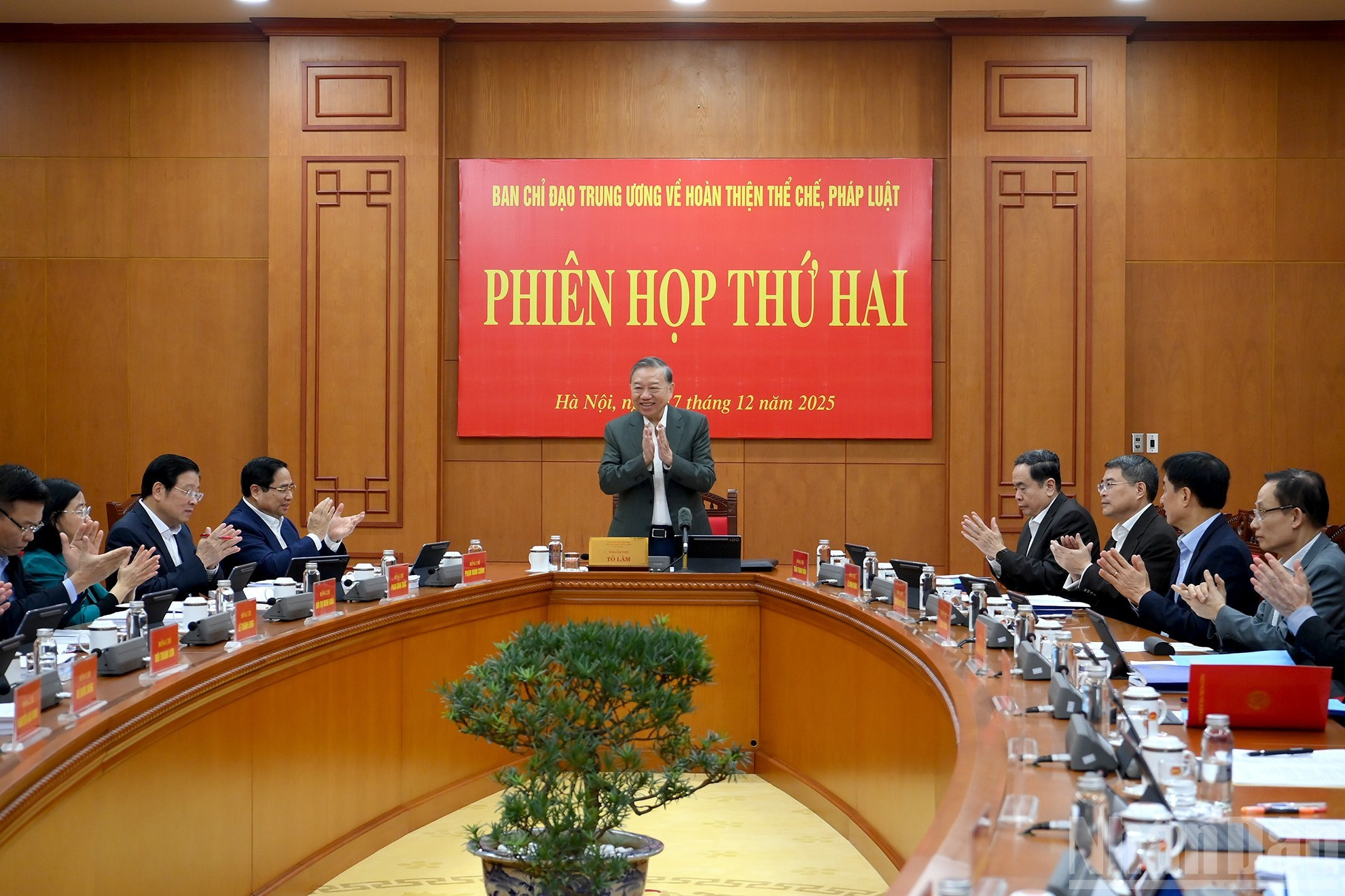 苏林总书记主持会议。