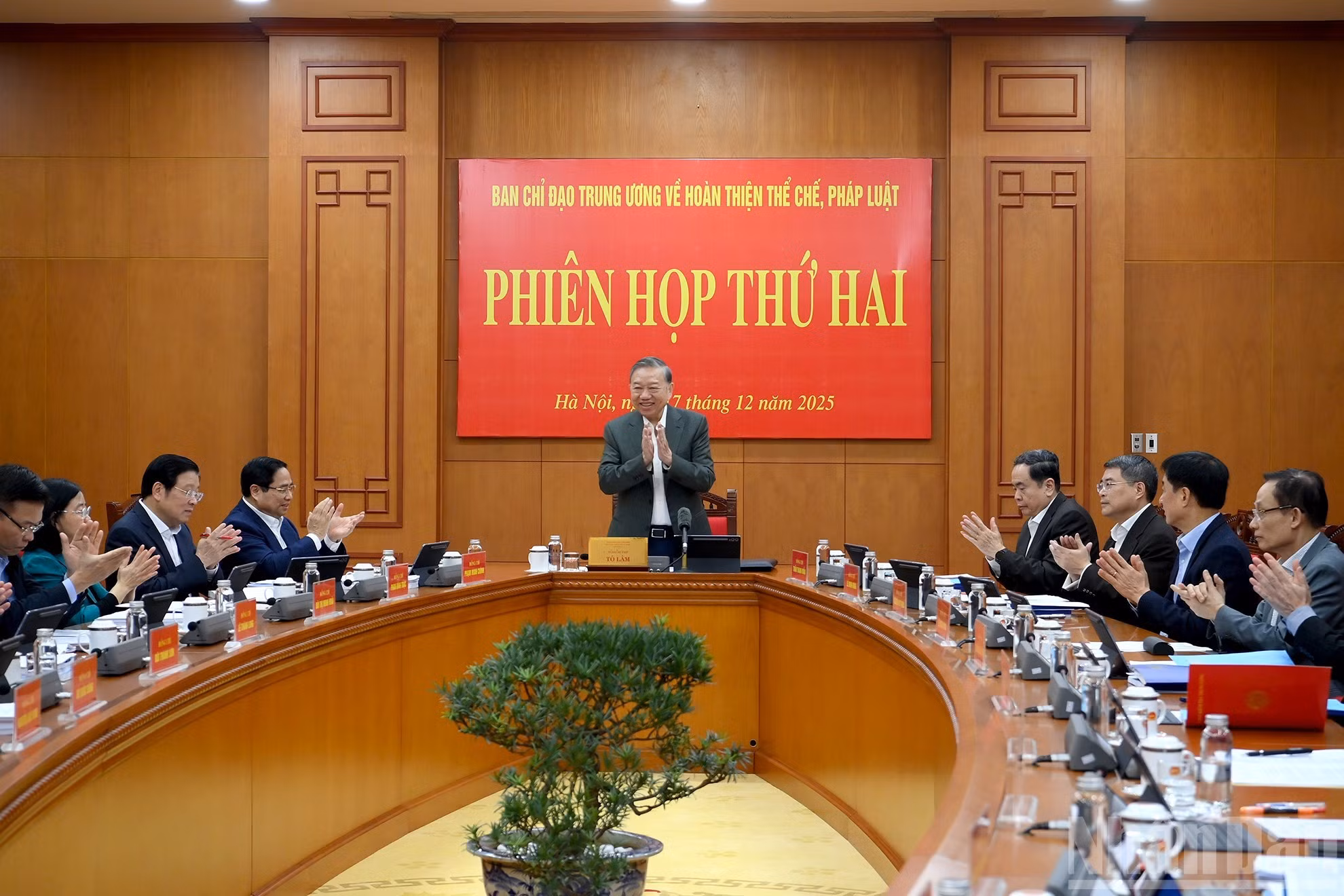 苏林总书记主持会议。