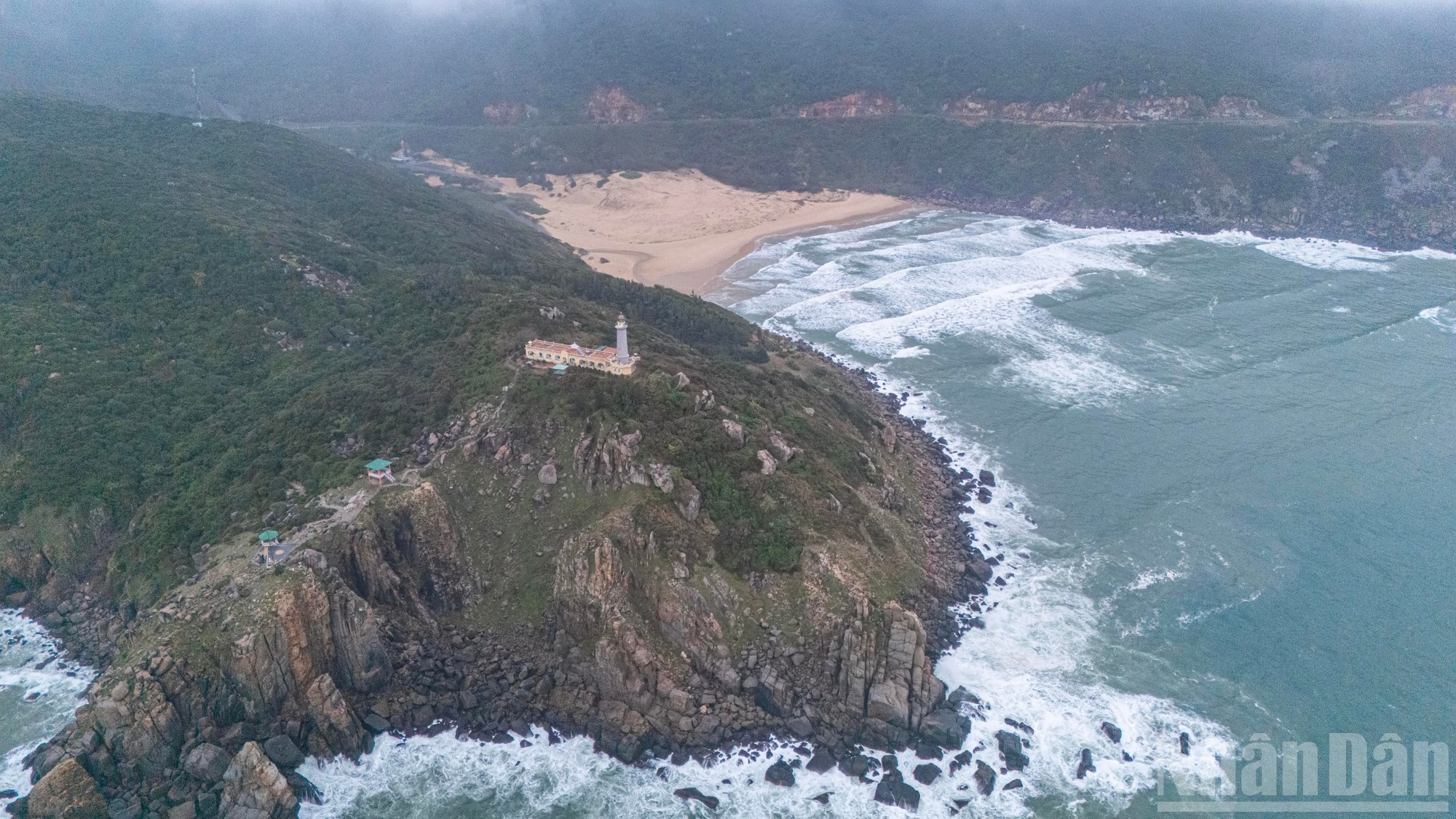 位于大岭山（原富安省）山顶的灯塔全景。这座建筑矗立了一个多世纪，坚强抵御海风和风暴，为船只导航。