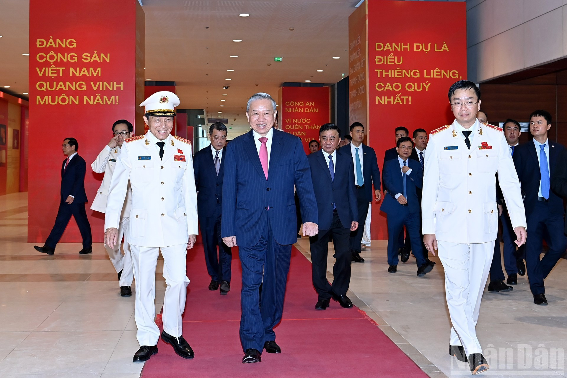 苏林总书记与党和国家领导、前领导人到场出席仪式。