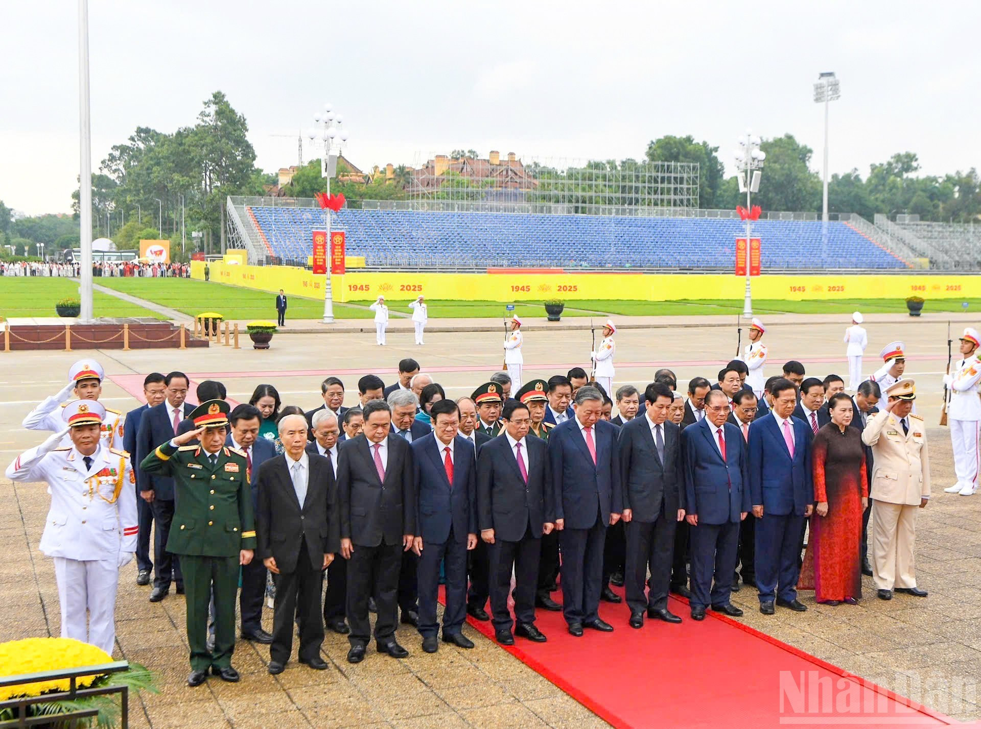 党和国家领导、前领导人缅怀胡志明主席。 党和国家领导、前领导人缅怀胡志明主席。