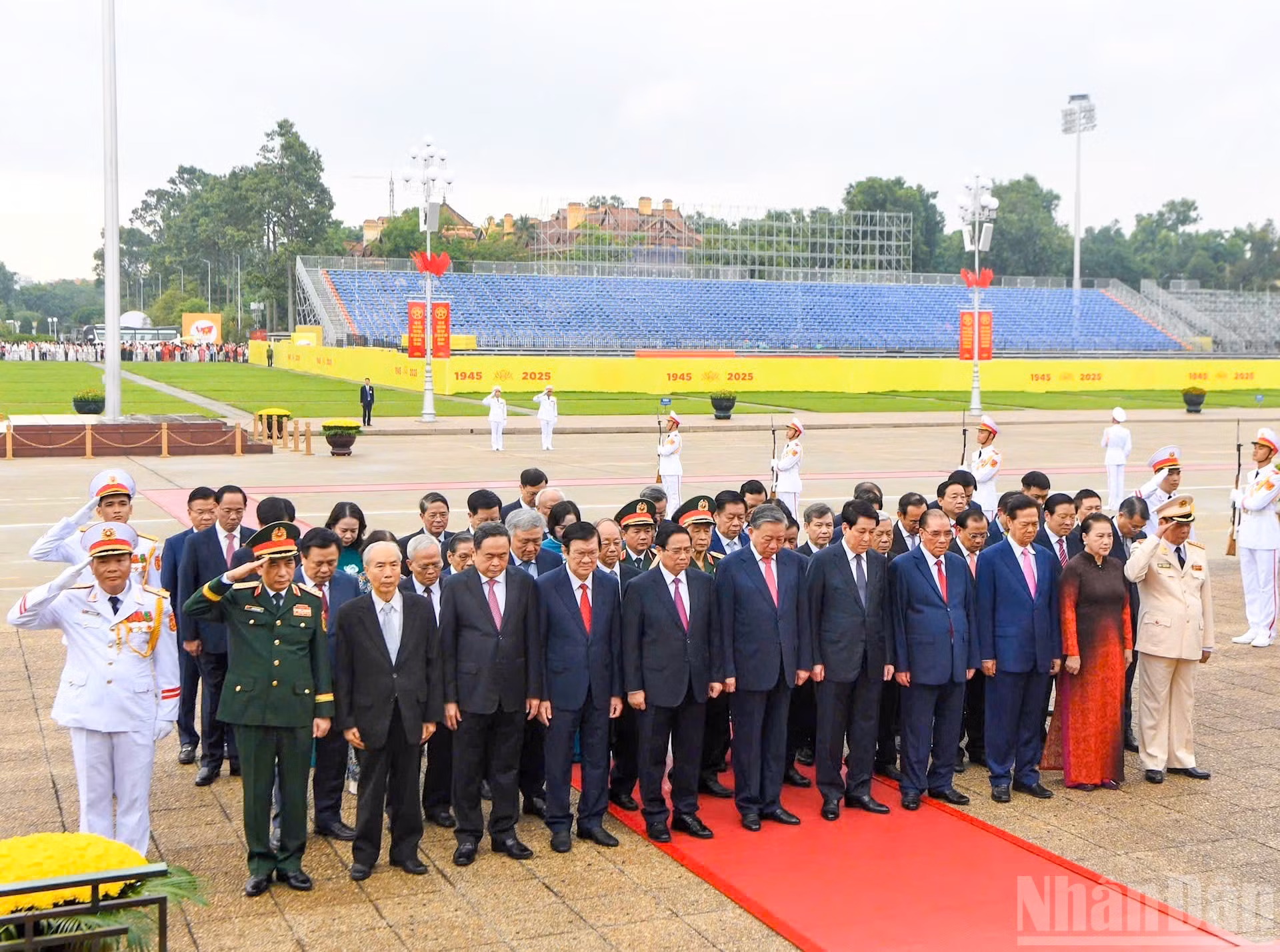 党和国家领导、前领导人缅怀胡志明主席。