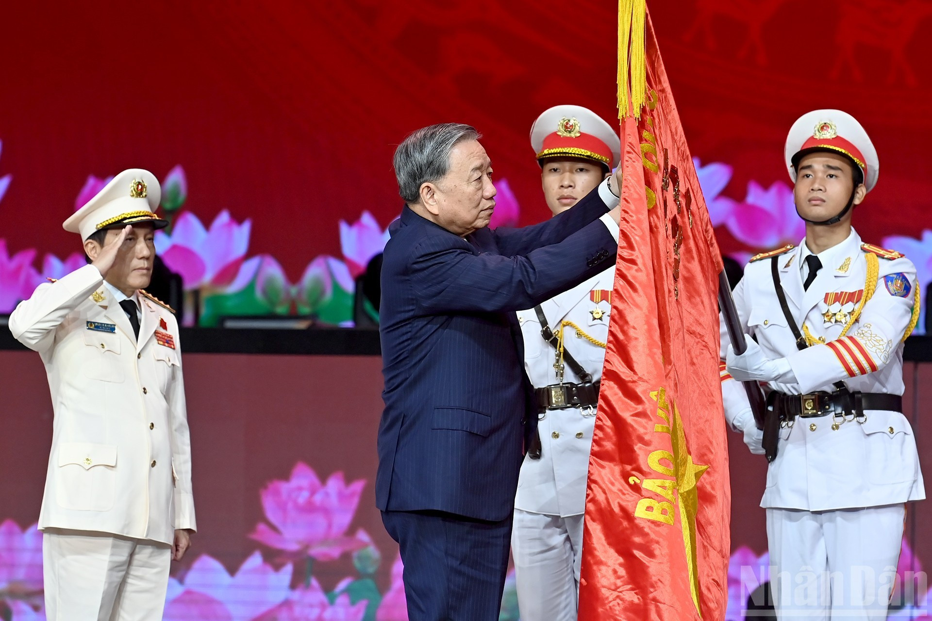 苏林总书记将金星勋章佩戴在越南人民公安力量的传统旗帜上。 苏林总书记将金星勋章佩戴在越南人民公安力量的传统旗帜上。