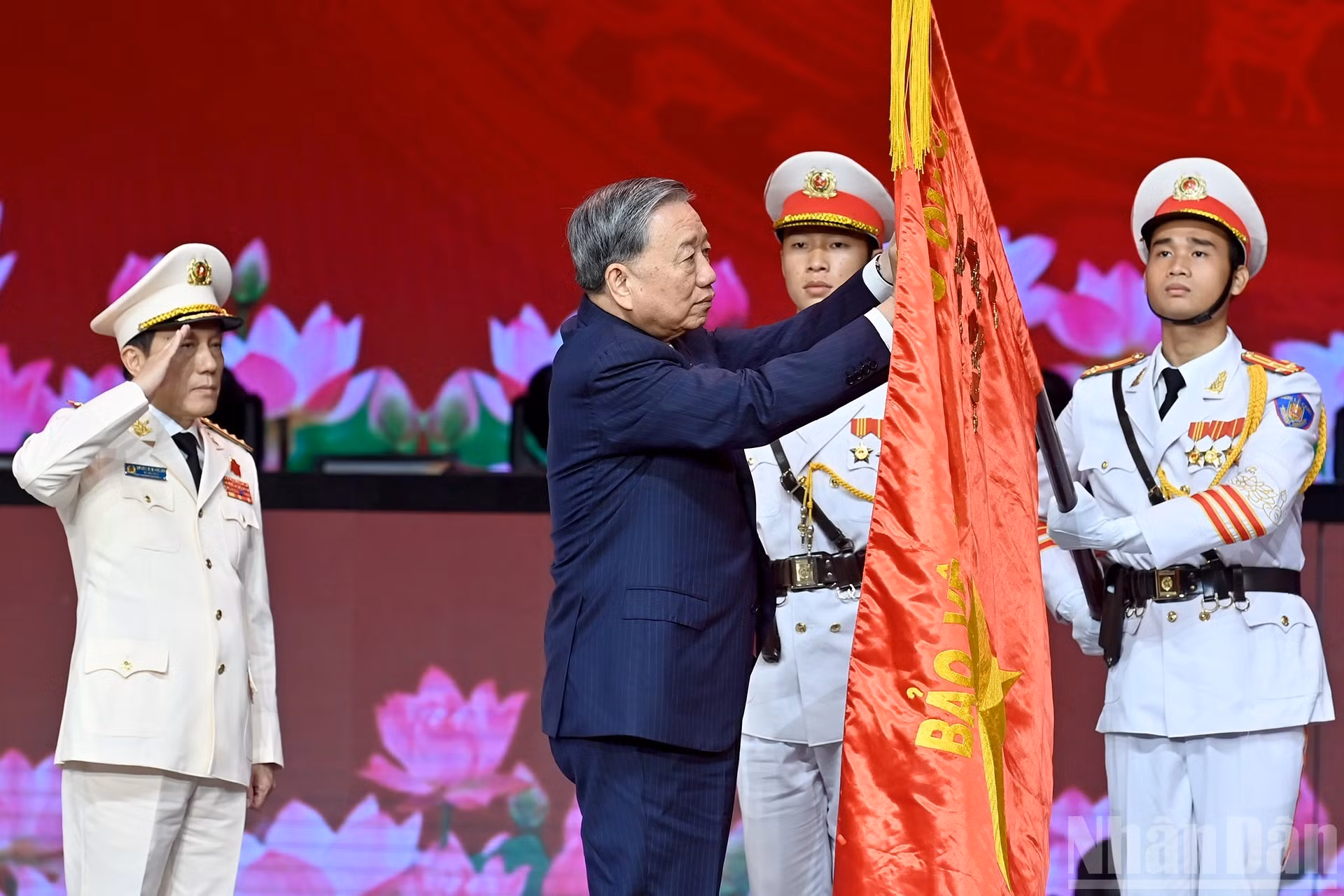 苏林总书记将金星勋章佩戴在越南人民公安力量的传统旗帜上。