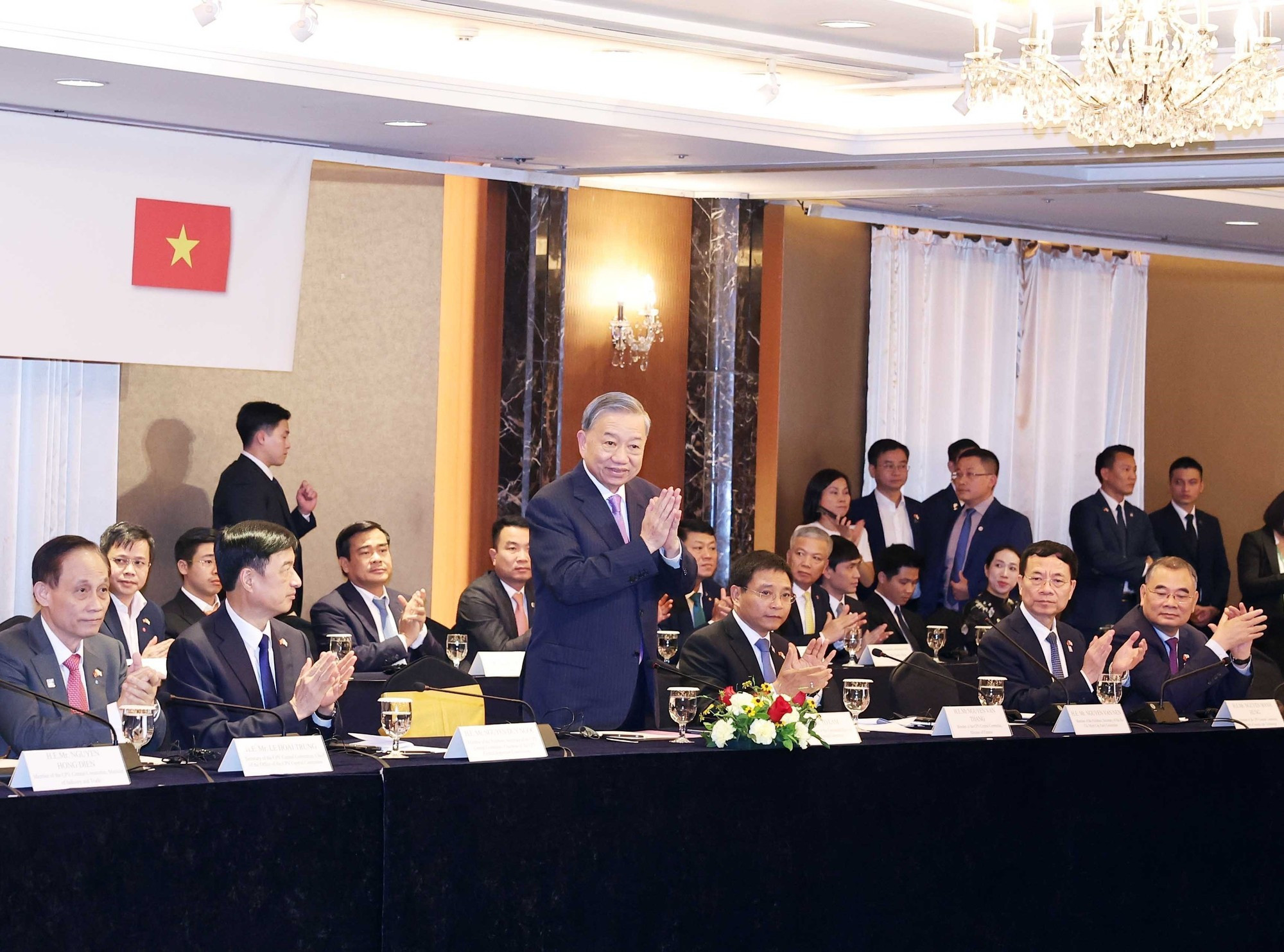 苏林总书记会见韩国一些大型集团领导人。