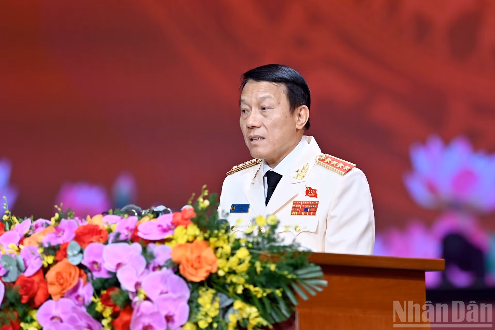 越南公安部部长粱三光大将发表讲话。