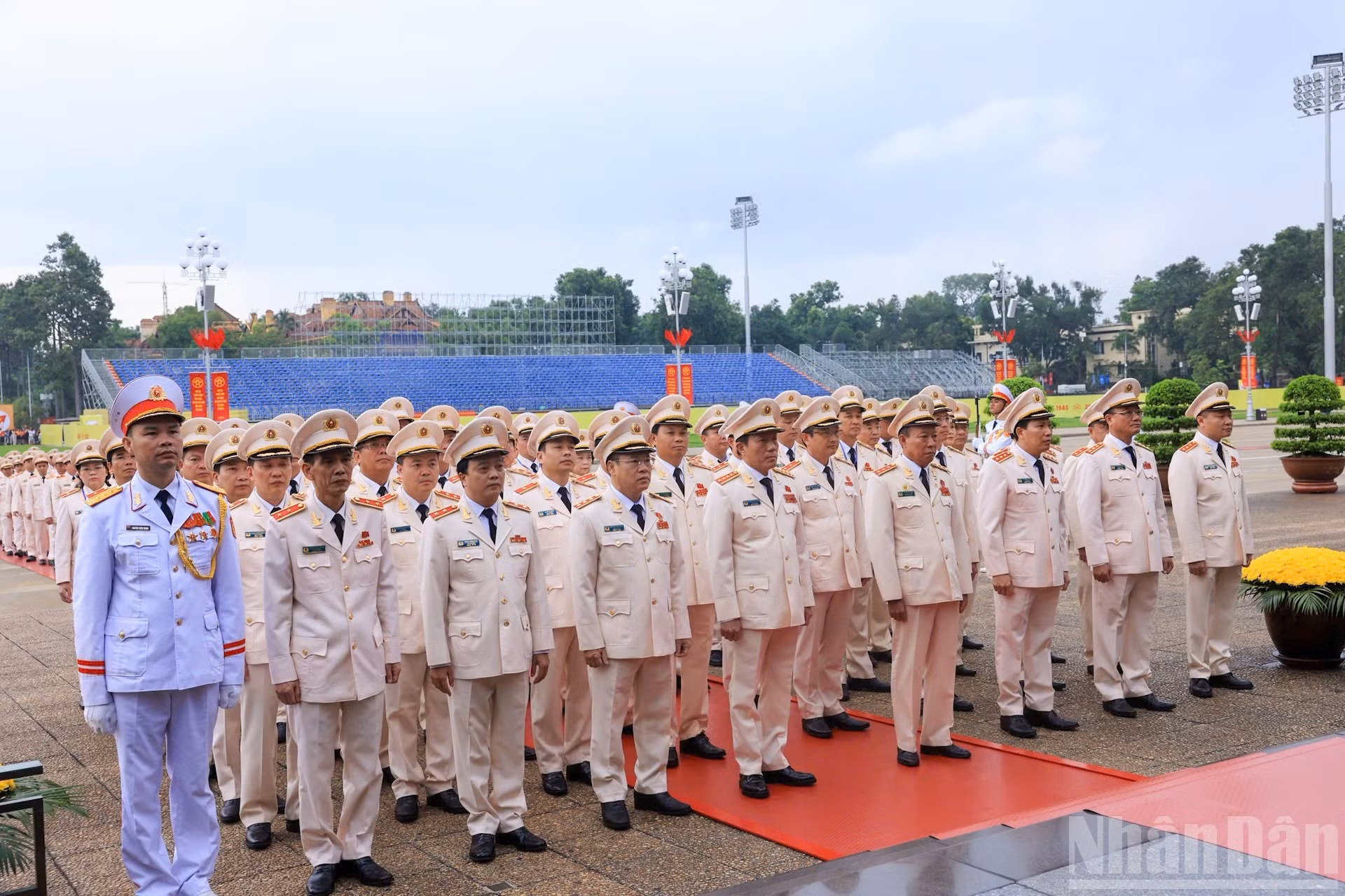 越共中央公安党委、公安部代表团缅怀胡志明主席。