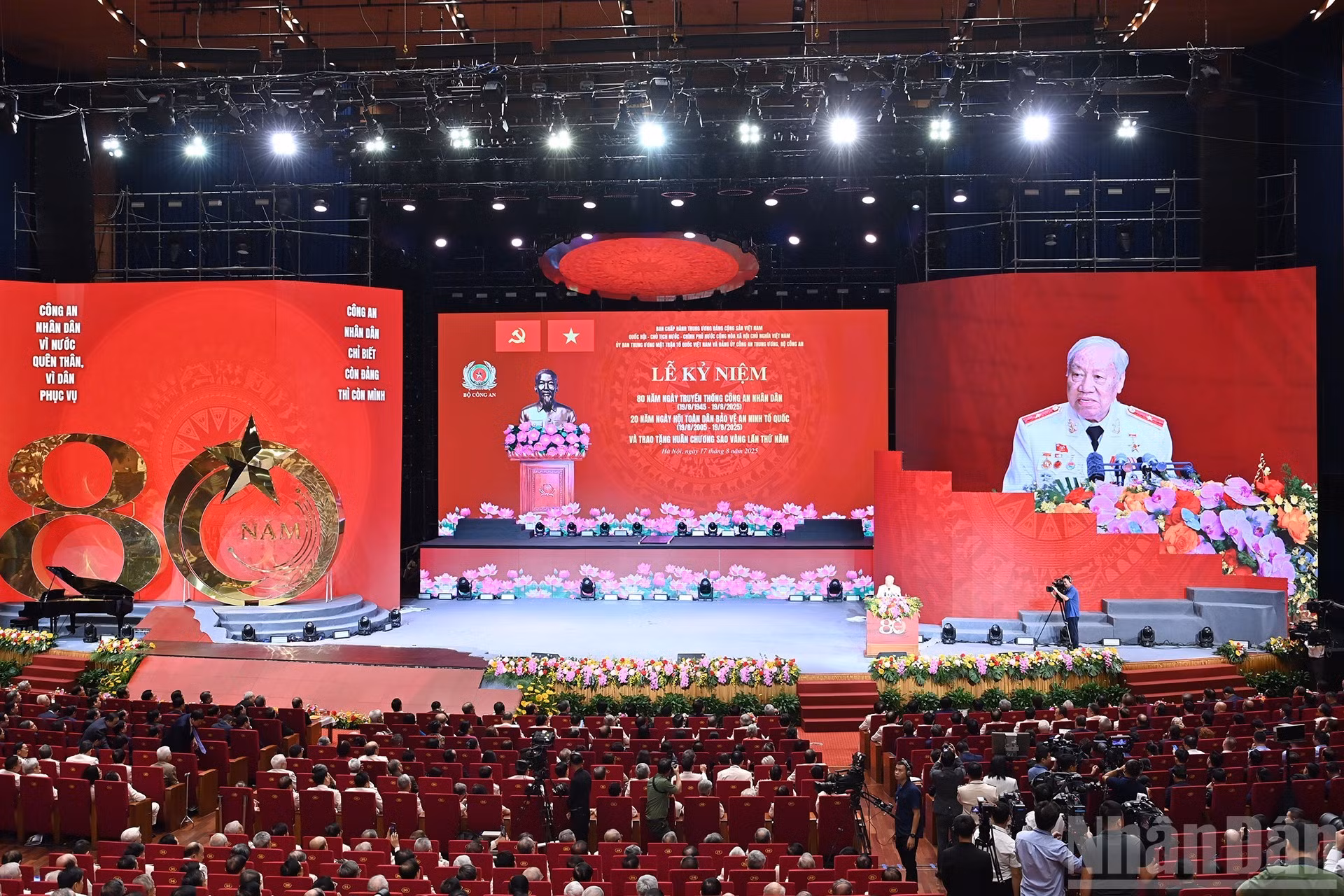 历代人民公安代表发言。