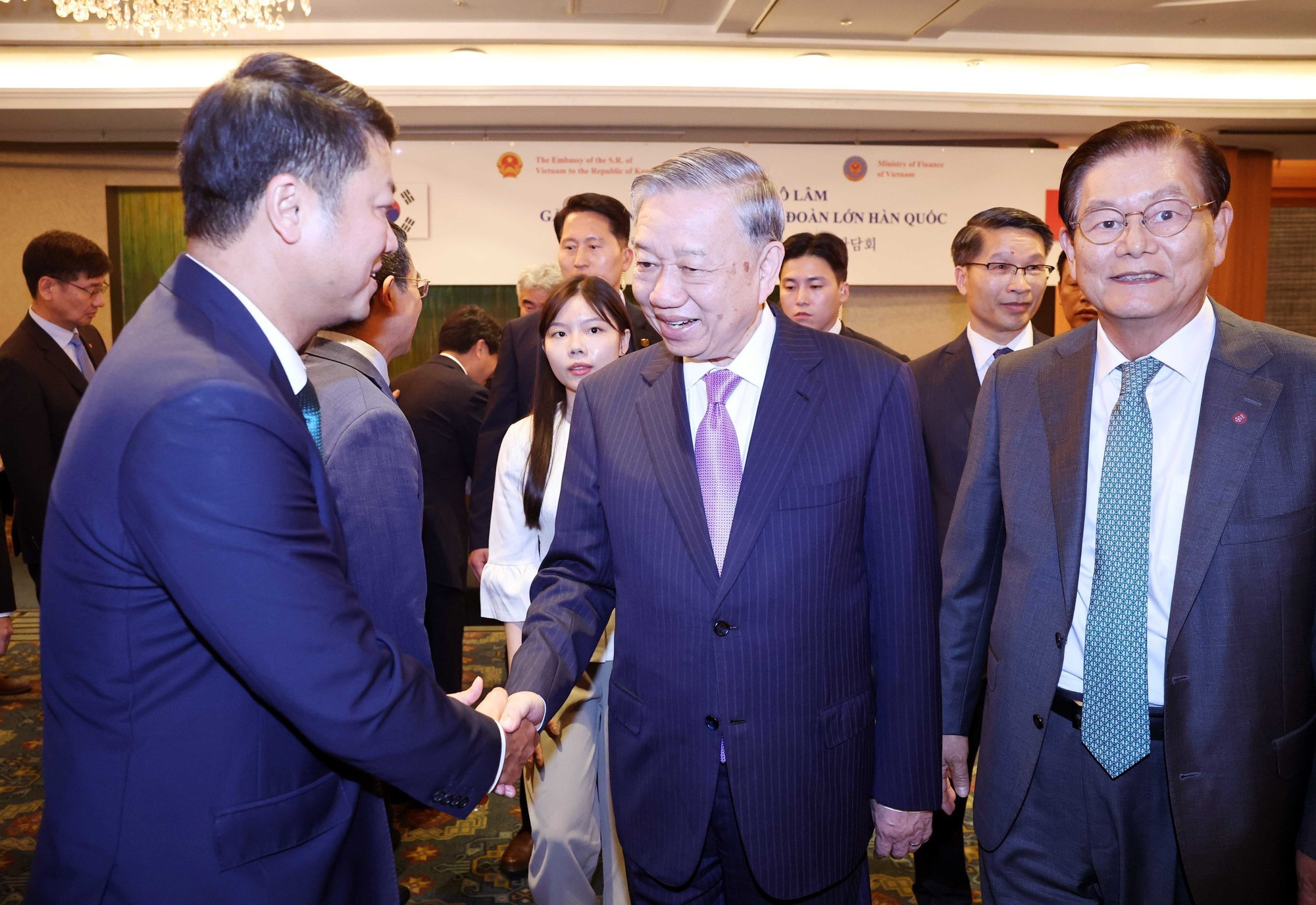 苏林总书记会见韩国一些大型集团领导人。