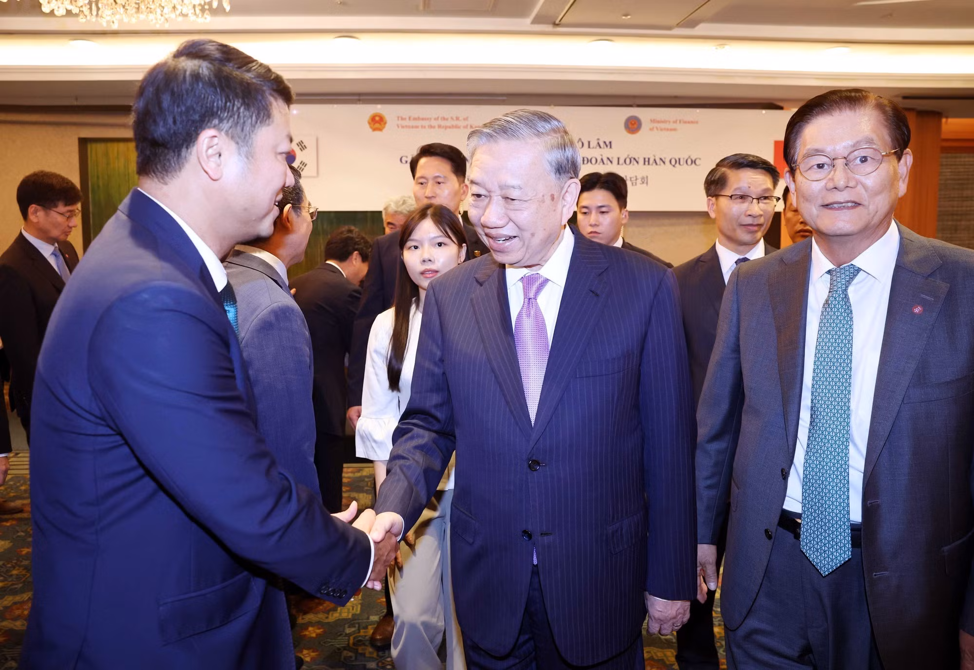 苏林总书记会见韩国一些大型集团领导人。