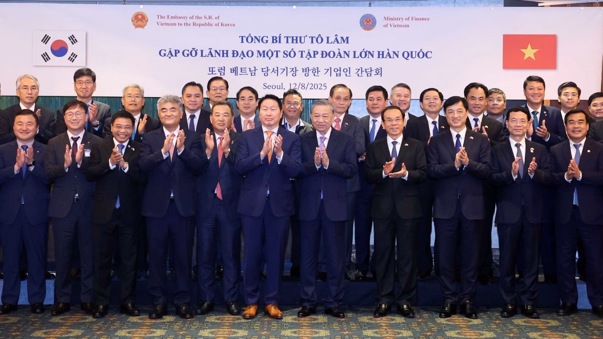 苏林总书记和韩国一些大型集团领导人合影。