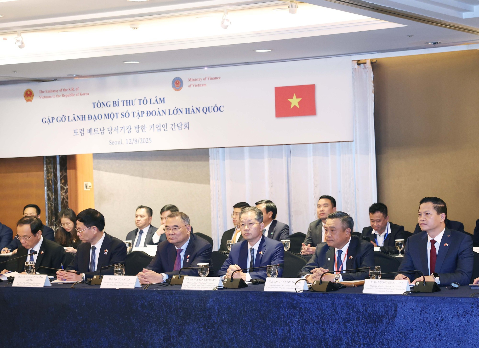 出席活动的各位代表。