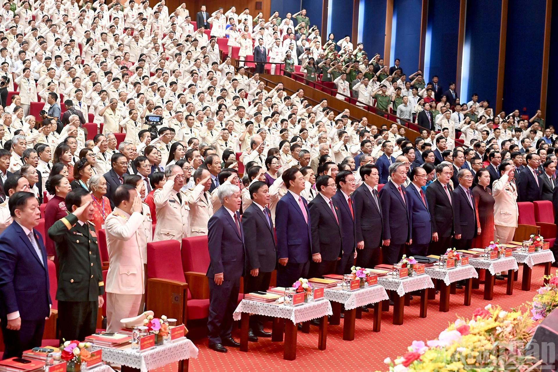 苏林总书记与党和国家领导、前领导人出席仪式。 苏林总书记与党和国家领导、前领导人出席仪式。