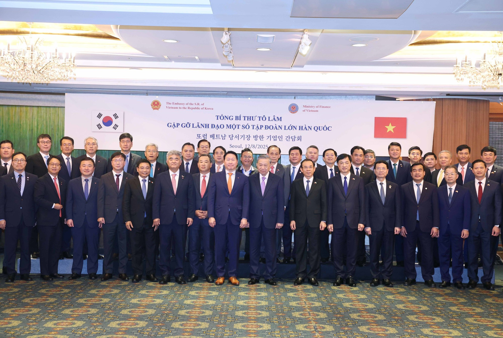 苏林总书记和韩国一些大型集团领导人合影。